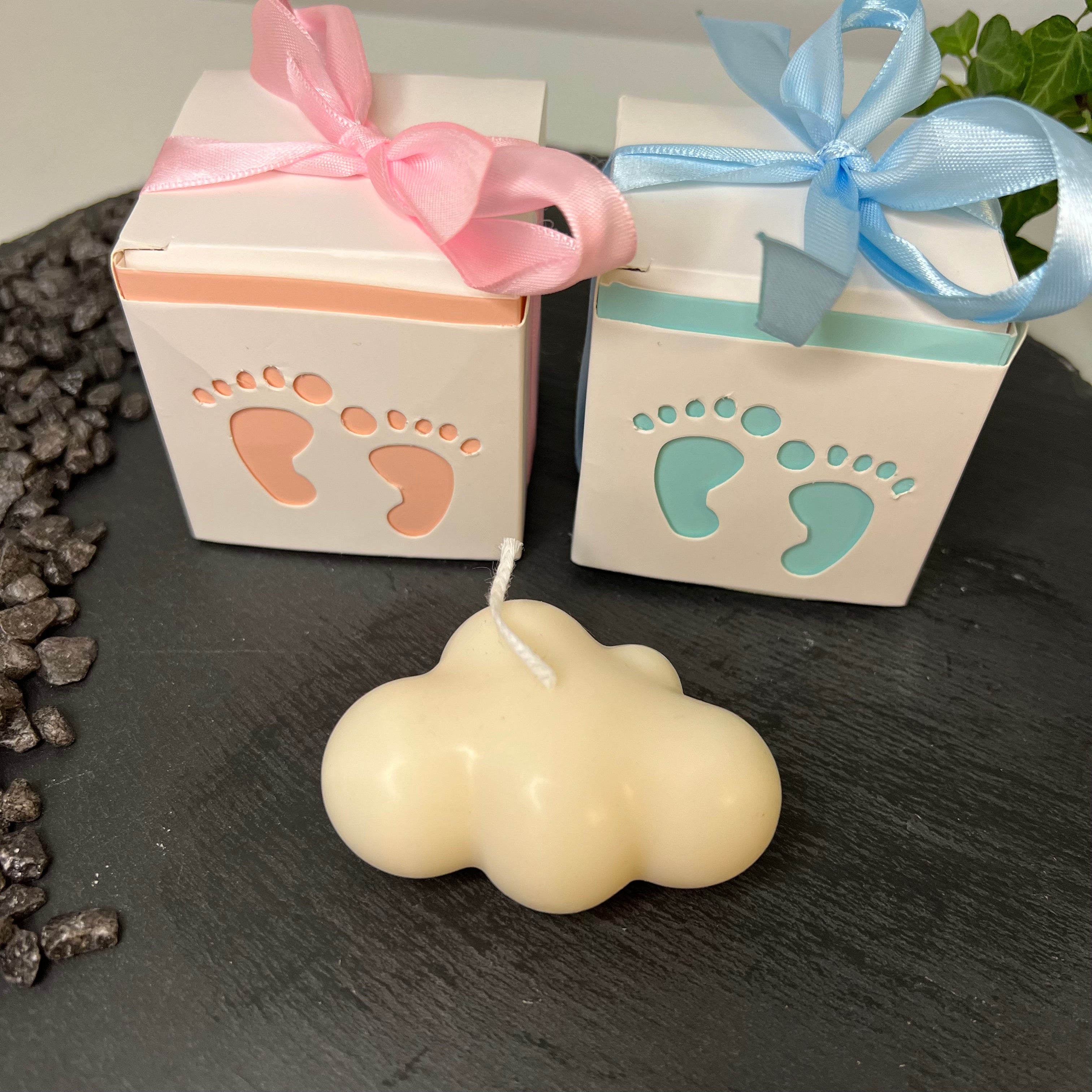 Die Dreamy Cloud Glow Gastgeschenk Kerze hergestellt mit Handarbeit aus hochwertigem Bio Sojawachs. Diese einzigartige Kerze ist ein Unikat und mit verschiedenen Düften erhältlich. Perfekt für angenehme und entspannte Tage.