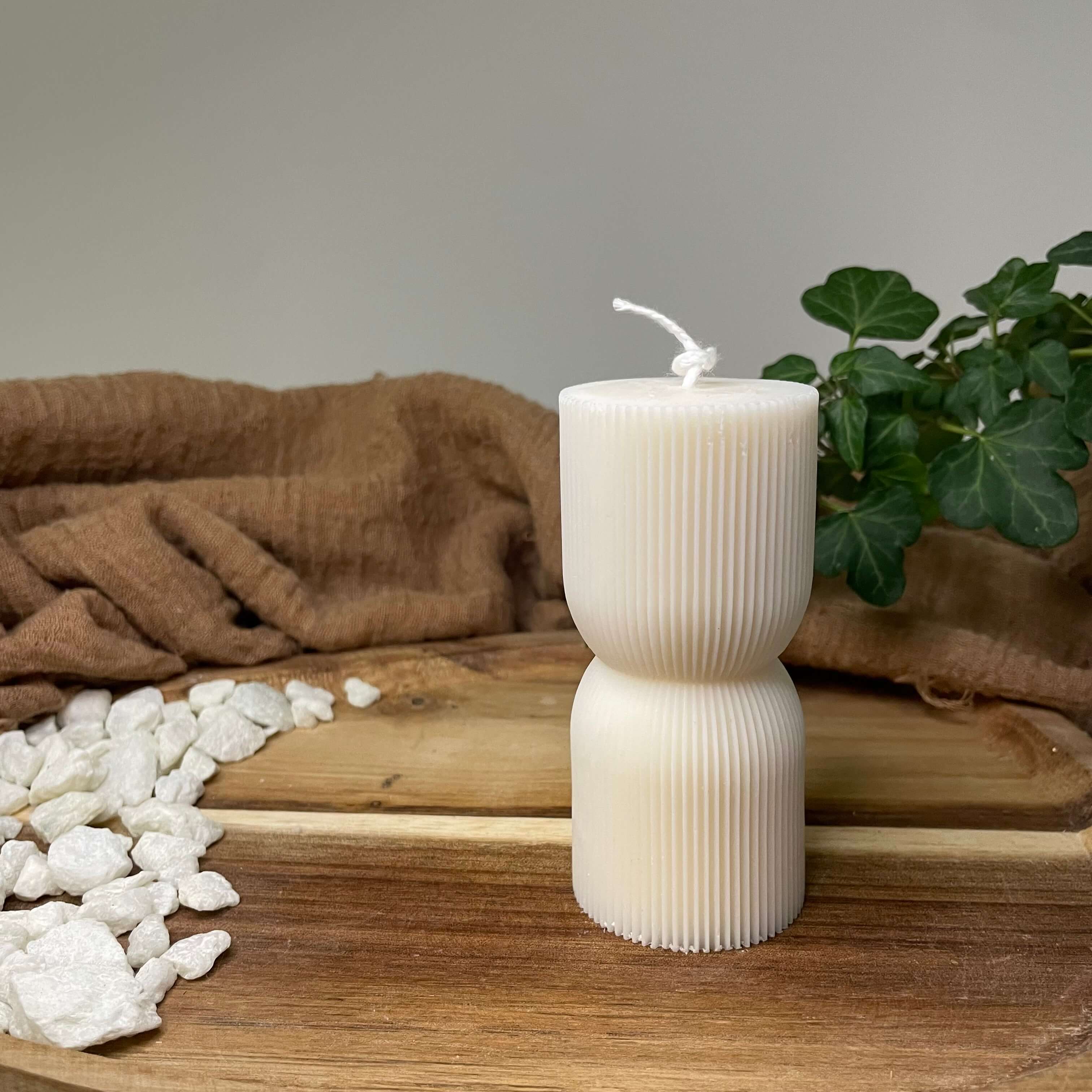 Zweigeteilte Dual Glow Kerze aus veganem Sojawachs mit Rillen und Einkerbung – stilvolle, umweltfreundliche Stumpenkerze mit einzigartigem Design und langer Brenndauer.