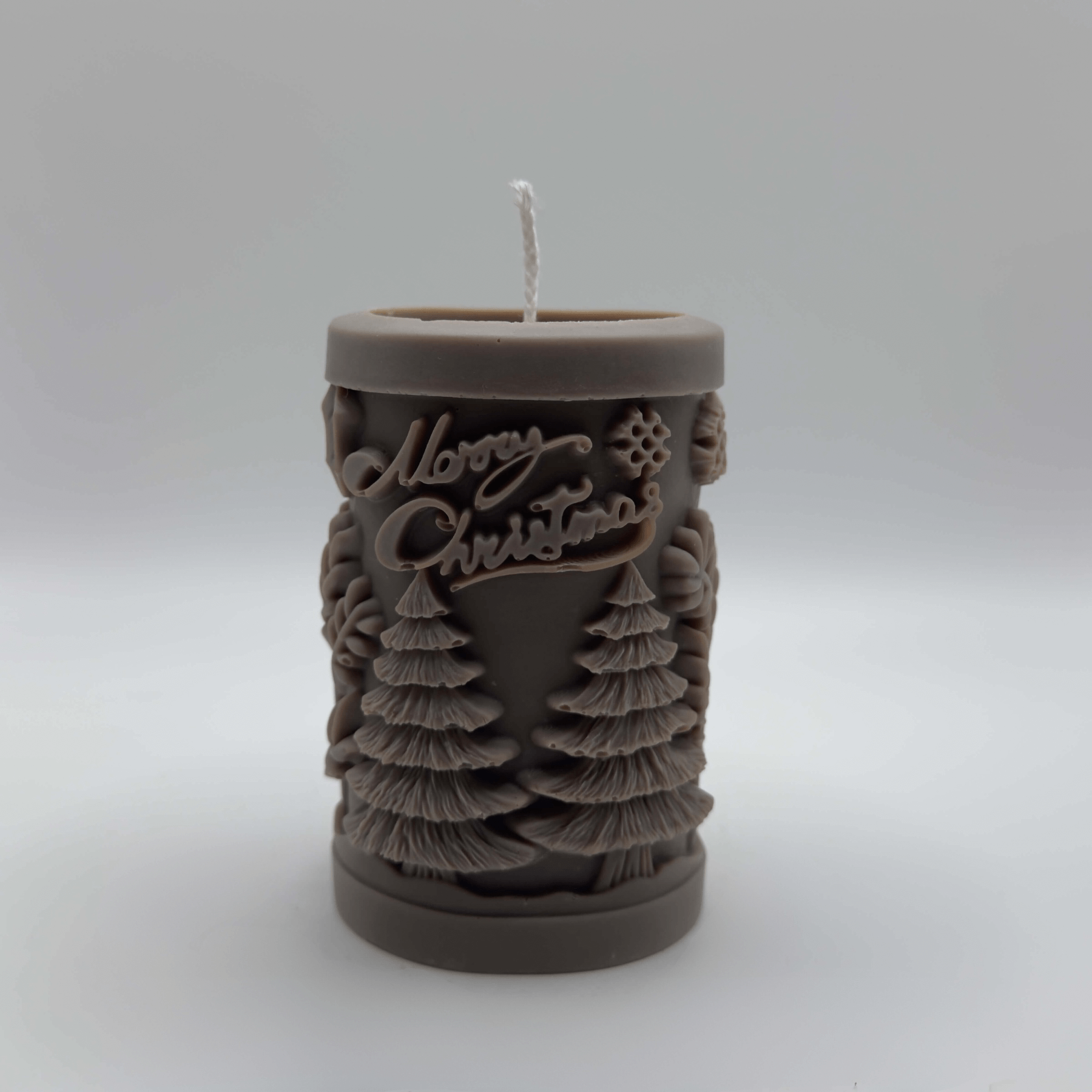 Die “Evergreen Cheer” Kerze in Dunkelbraun bringt den winterlichen Zauber der Weihnachtszeit in dein Zuhause. Mit Tannenmotiven, Schneeflocken und einem “Merry Christmas”-Schriftzug, handgefertigt aus nachhaltigem Sojawachs.