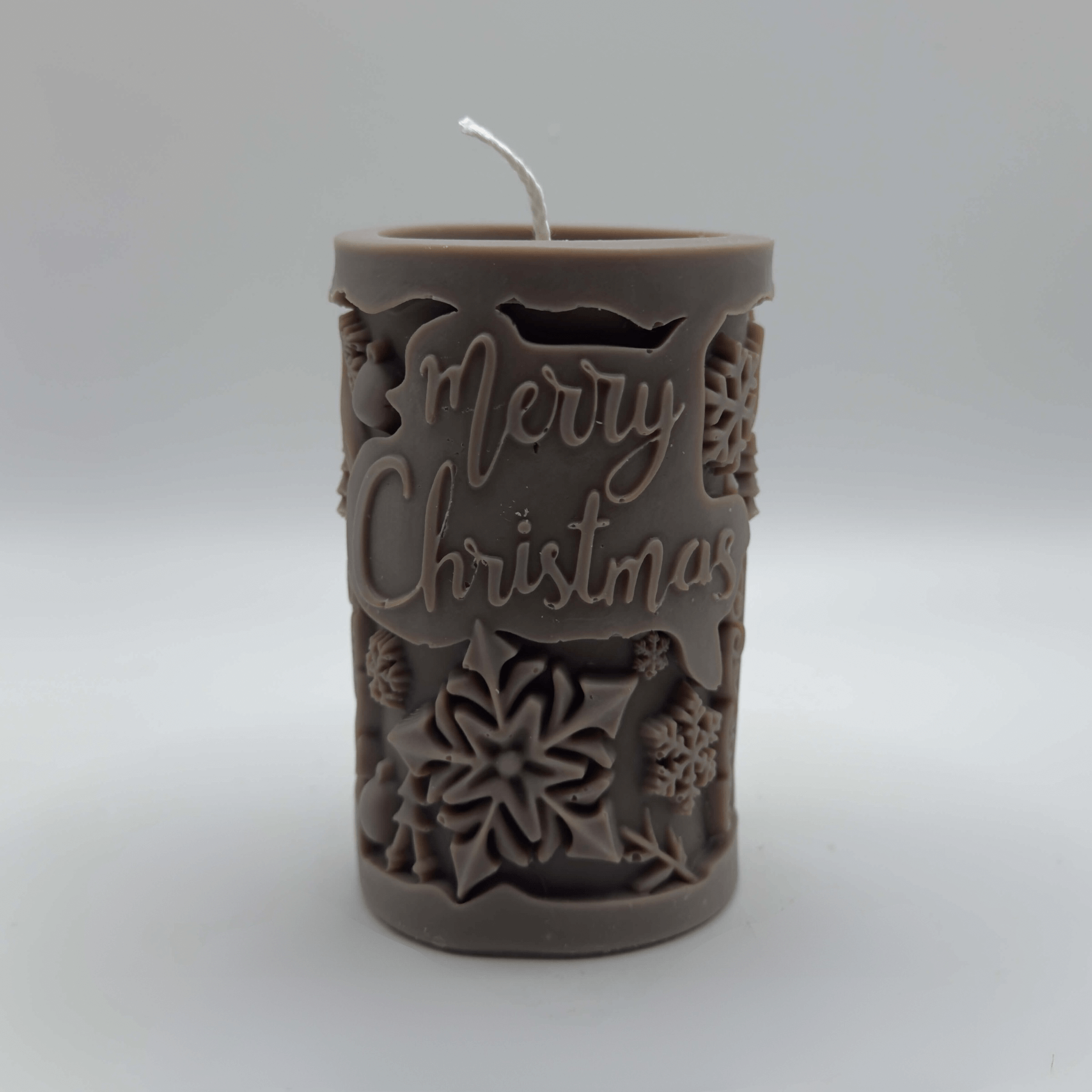 Die handgefertigte „Snowy Cheer“ Kerze in Dunkelbraun überzeugt mit zarten Schneeflockenmotiven und einem „Merry Christmas“-Schriftzug. Ideal für eine nachhaltige und festliche Dekoration.