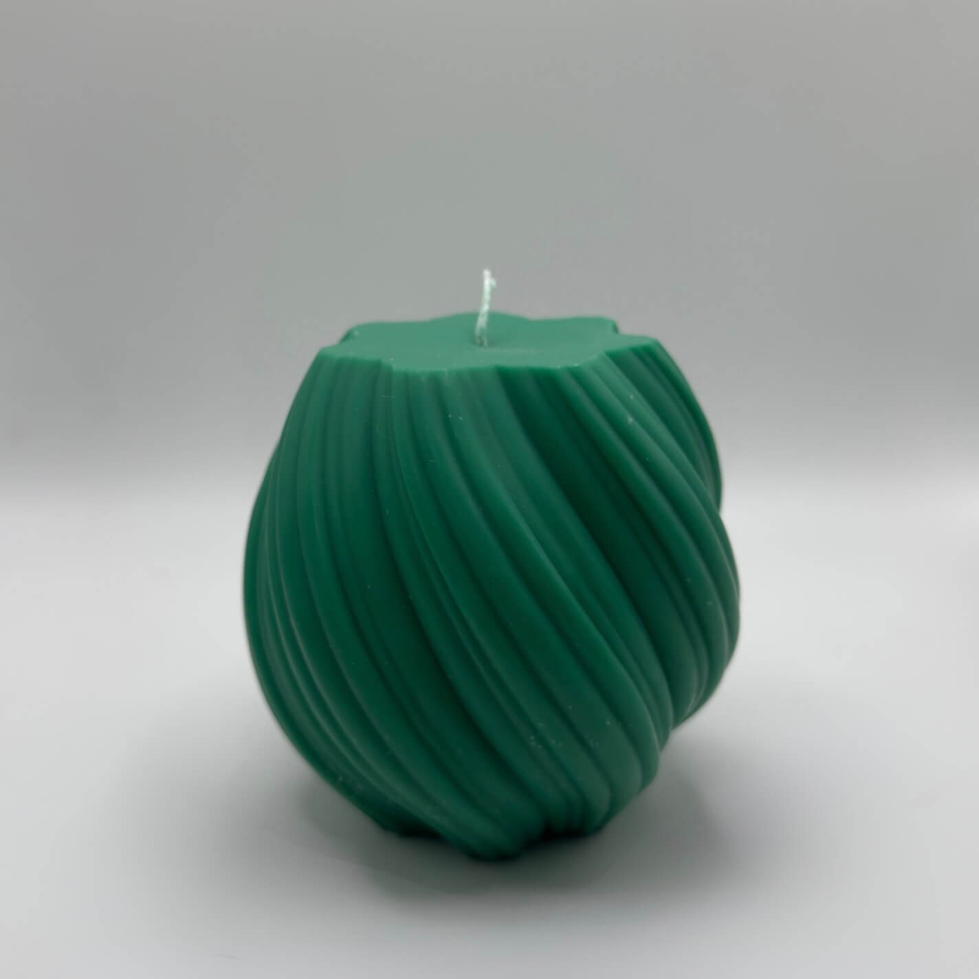 Die handgefertigte „Spiral Glow“ Kerze in Dunkelgrün besticht mit ihrer eleganten Spiralform, hergestellt aus nachhaltigem Sojawachs. Perfekt für gemütliche Abende und stilvolle Dekoration.