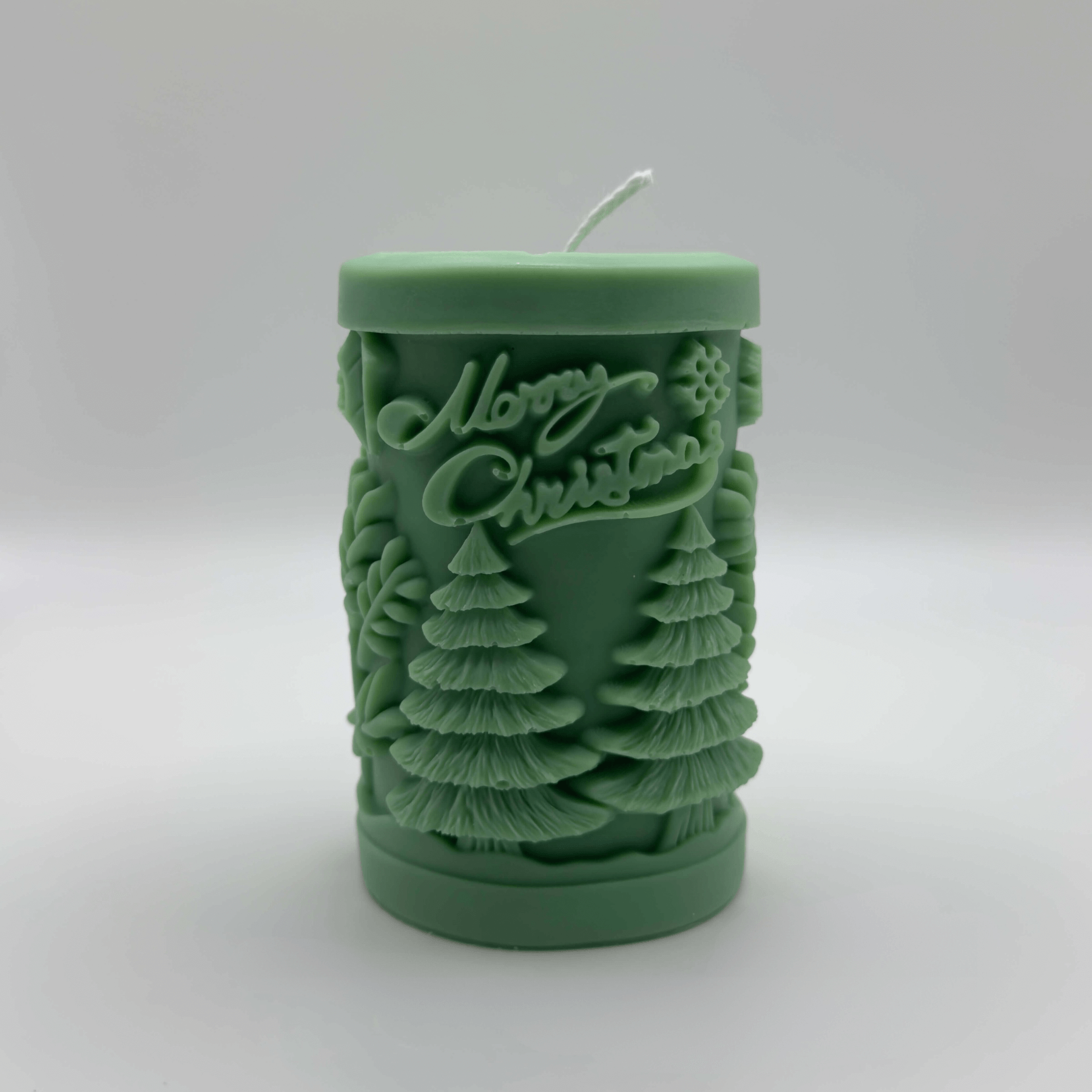 Die “Evergreen Cheer” Kerze in Dunkelgrün verkörpert festliche Eleganz mit Tannen- und Schneeflockenmotiven. Handgefertigt aus veganem Sojawachs, ergänzt sie jede Weihnachtsdekoration stilvoll und nachhaltig.