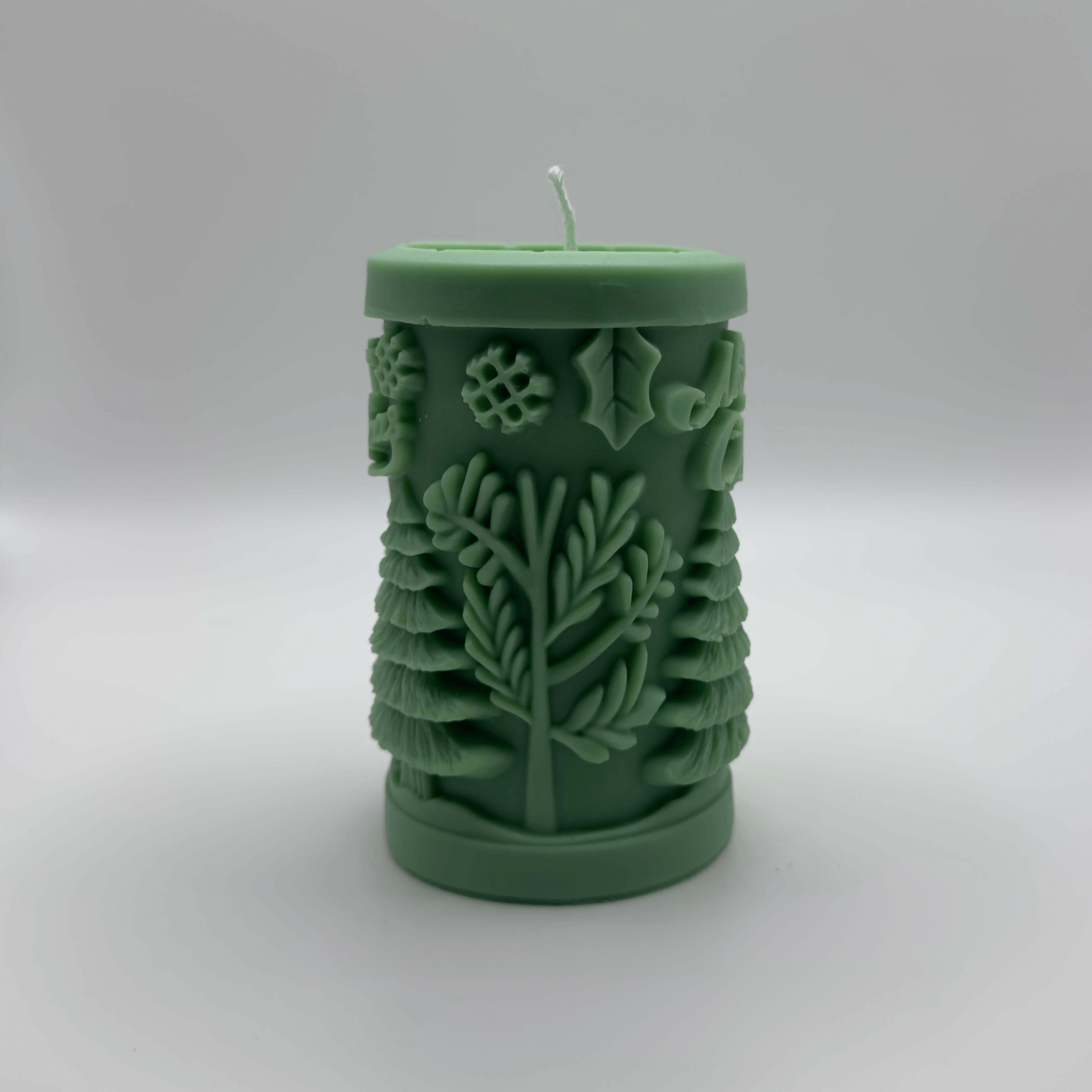 Die “Evergreen Cheer” Kerze in Dunkelgrün kombiniert festliche Motive wie Tannen und Schneeflocken mit einem stilvollen “Merry Christmas”-Schriftzug. Nachhaltig aus Sojawachs gefertigt, ideal für die Weihnachtszeit.