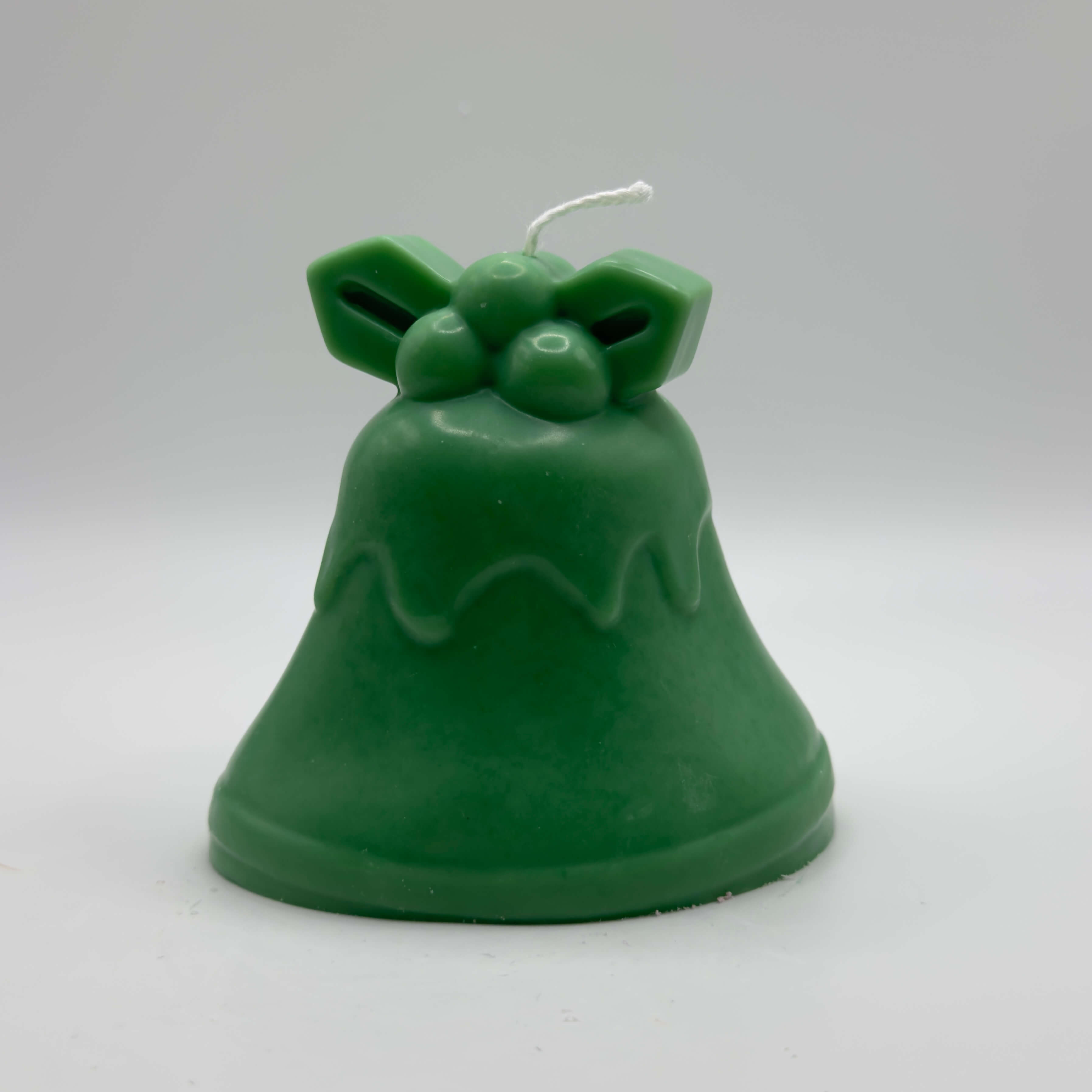 Dunkelgrüne „Mistletoe Bell“-Kerze, umweltfreundlich aus Sojawachs gefertigt. Ihr elegantes Glockendesign und die weihnachtlichen Details machen sie zur perfekten Deko oder Geschenkidee.