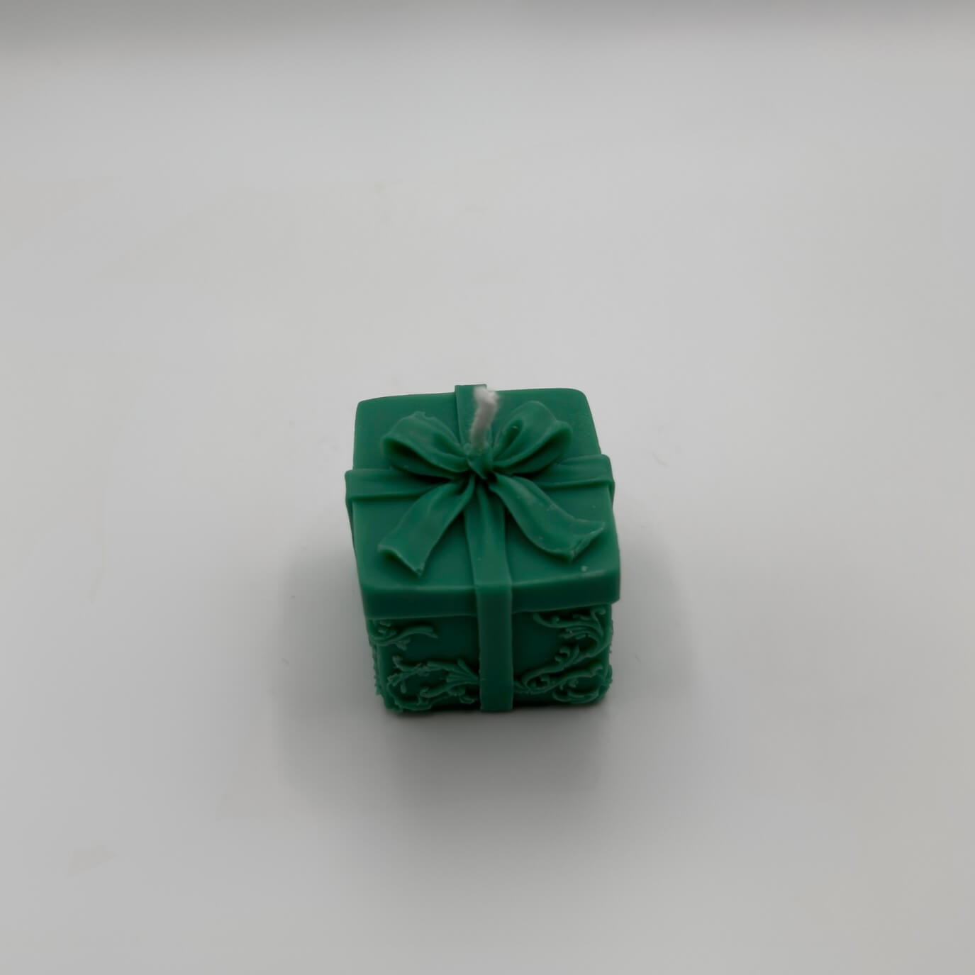 Die handgefertigte “Magic Gift” Kerze in Dunkelgrün beeindruckt mit ihrem eleganten Geschenkbox-Design. Gefertigt aus nachhaltigem Sojawachs, ist sie umweltfreundlich, vegan und ein perfektes Highlight für gemütliche Momente.