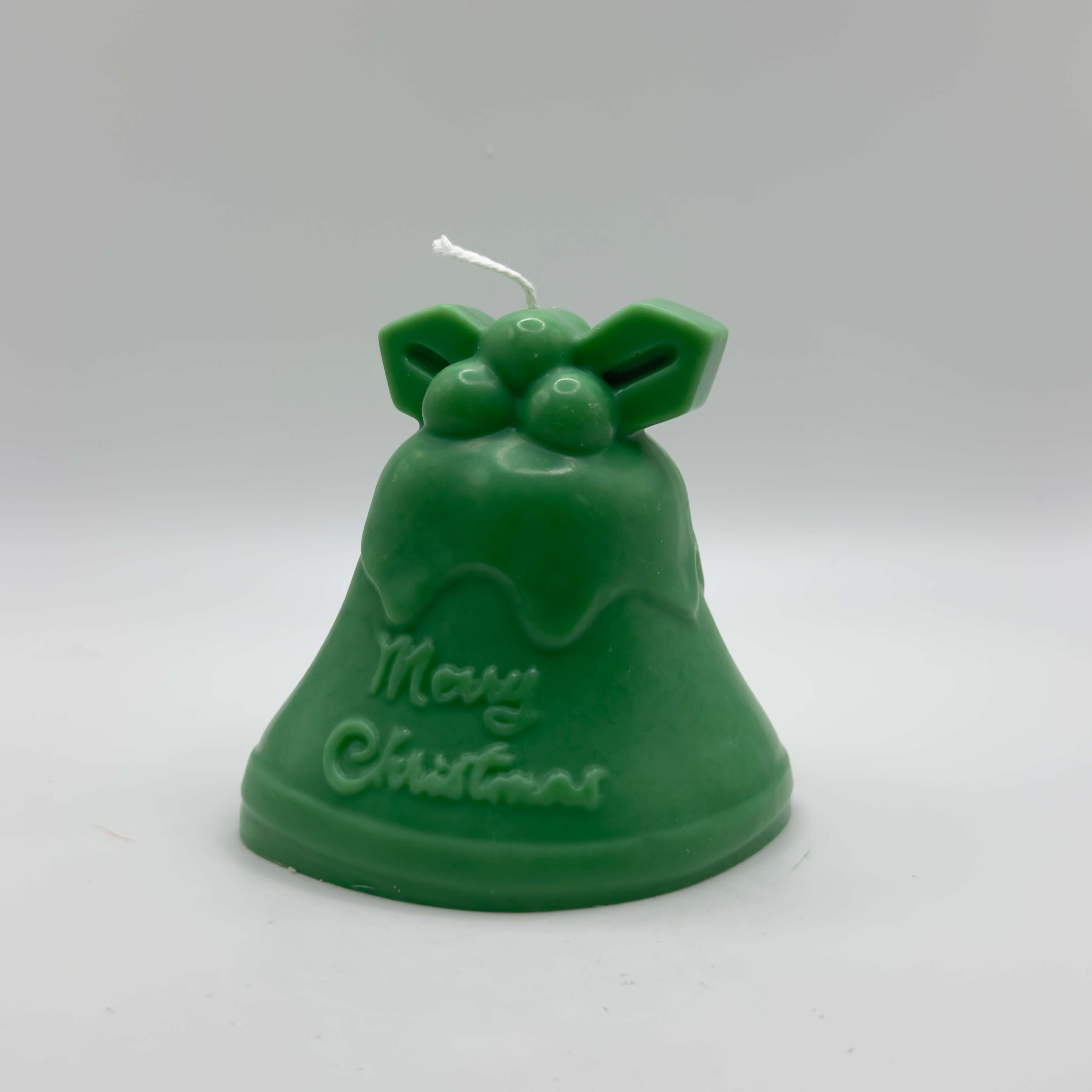 Edle „Mistletoe Bell“-Kerze in tiefem Dunkelgrün. Aus 100% Sojawachs handgefertigt, verziert mit Mistelzweig und „Merry Christmas“-Schriftzug. Ein stimmungsvoller Blickfang für die Weihnachtszeit.