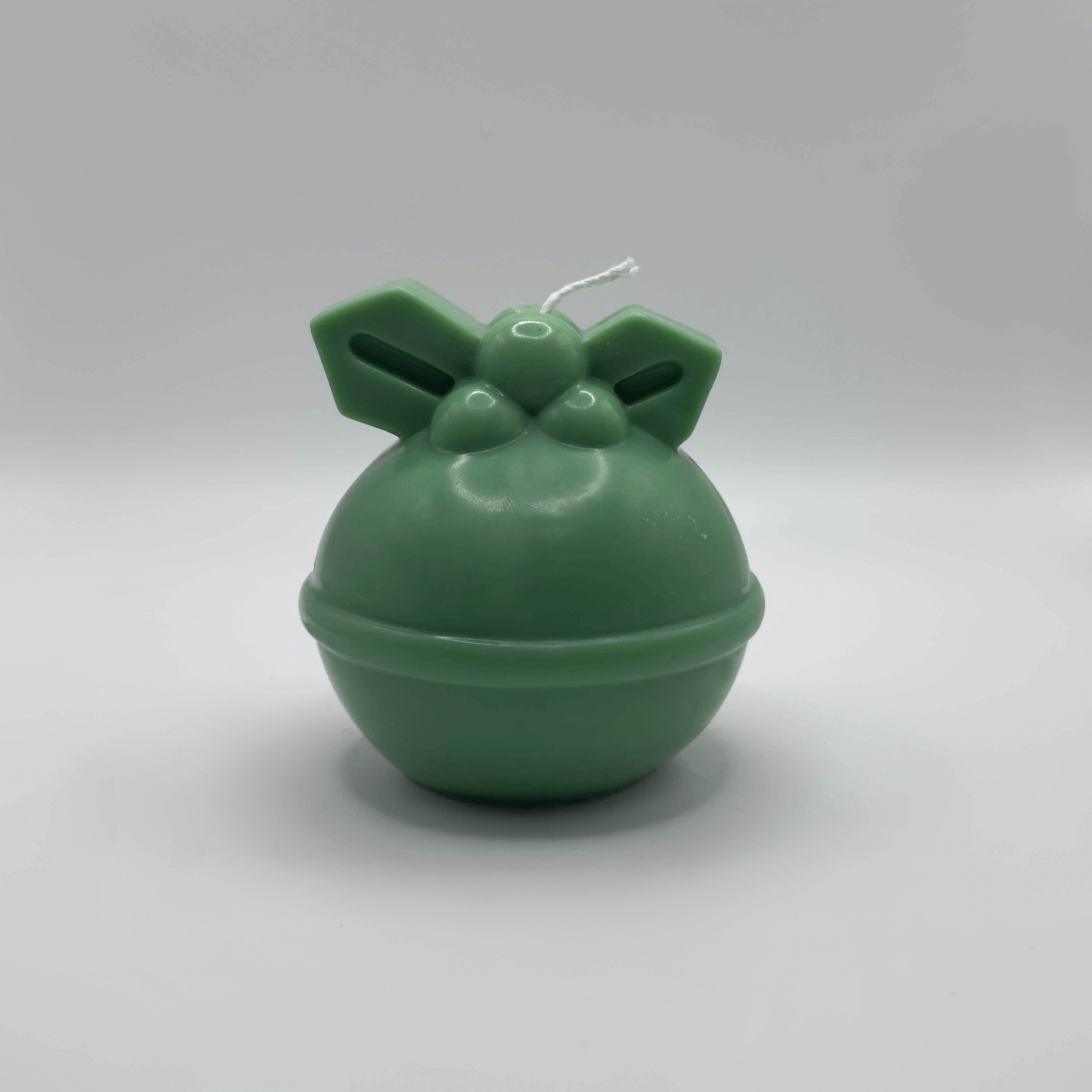 Die dunkelgrüne „Mistletoe Merry“-Kerze verleiht Ihrem Zuhause weihnachtlichen Charme. Handgefertigt aus Sojawachs, besticht sie durch ihren Mistelzweig und die elegante „Merry Christmas“-Aufschrift.