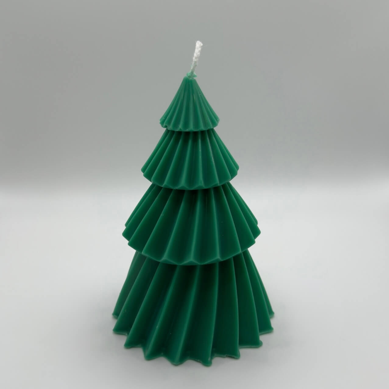 Dunkelgrüne “Nordic Pine”-Kerze aus handgefertigtem Sojawachs. Inspiriert von der ruhigen Schönheit des nordischen Winters, vegan und nachhaltig.