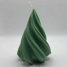 Die “Spiral Pine Tree” Kerze in Dunkelgrün, gefertigt aus hochwertigem Sojawachs, kombiniert die Eleganz eines Spiralmotivs mit klassischer Weihnachtsbaumästhetik.