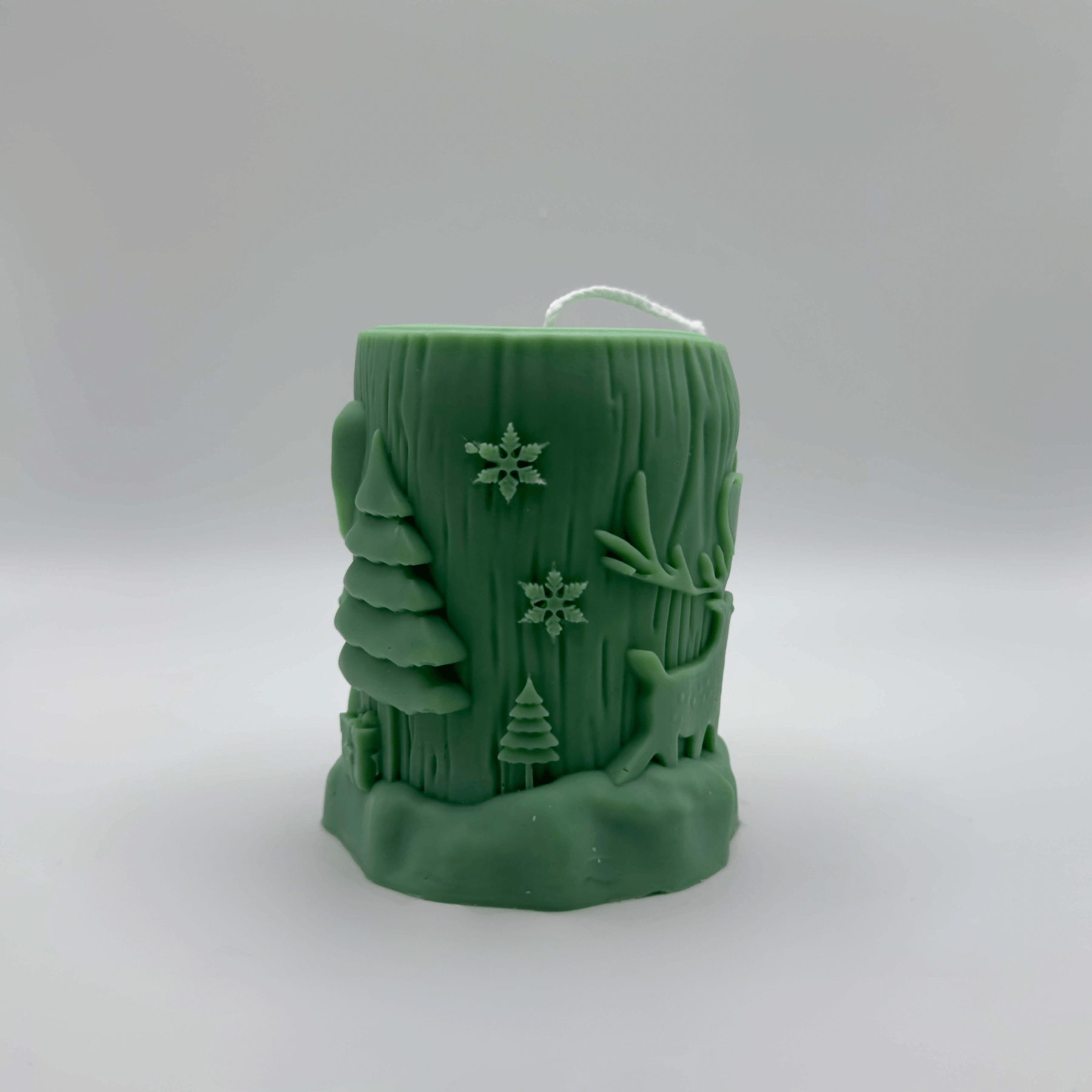 Die handgefertigte “Winter Woodland” Kerze in Dunkelgrün kombiniert winterliche Naturmotive mit nachhaltigem Design. Ihr eleganter Baumstamm-Look und die detailreichen Verzierungen schaffen eine warme, weihnachtliche Atmosphäre.