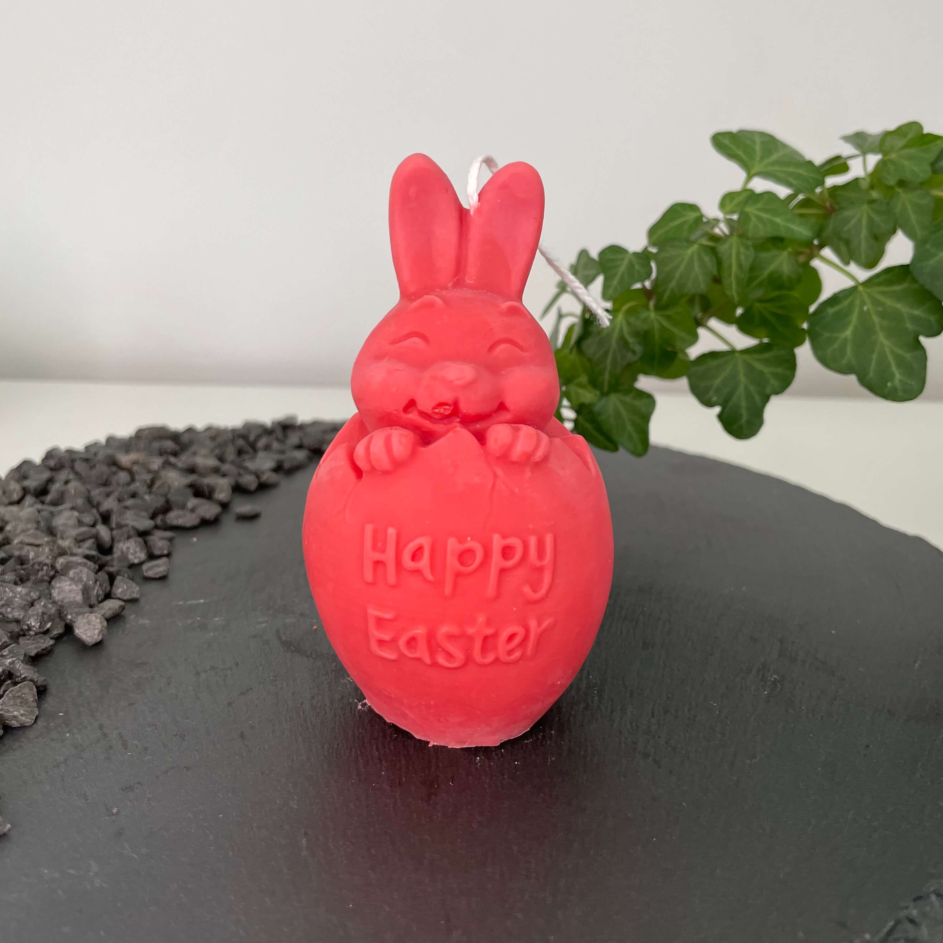 Auf diesem Bild sieht man unsere Easter Jubilee Bunny Kerze. Sie ist handgemacht aus Bio Sojawachs. Zudem ist sie umweltfreundlich, nachhaltig und vegan. In Rot.
