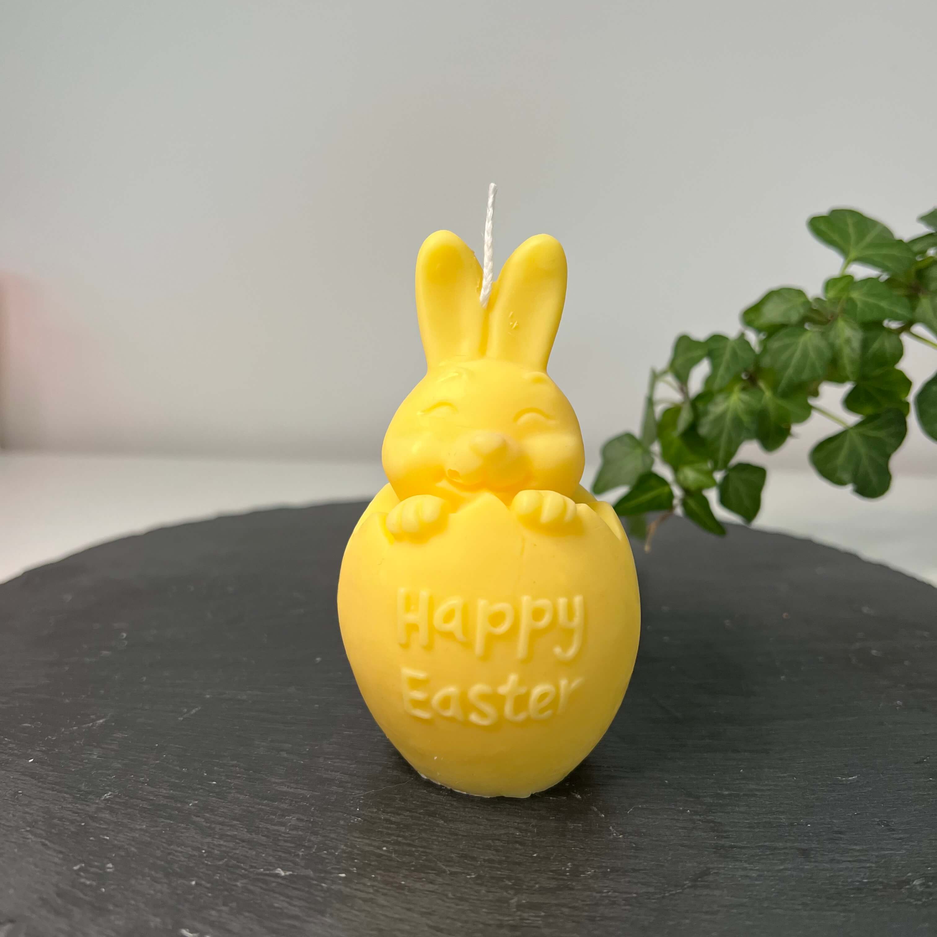 Auf diesem Bild sieht man unsere Easter Jubilee Bunny Kerze. Sie ist handgemacht aus Bio Sojawachs. Zudem ist sie umweltfreundlich, nachhaltig und vegan. In gelb.