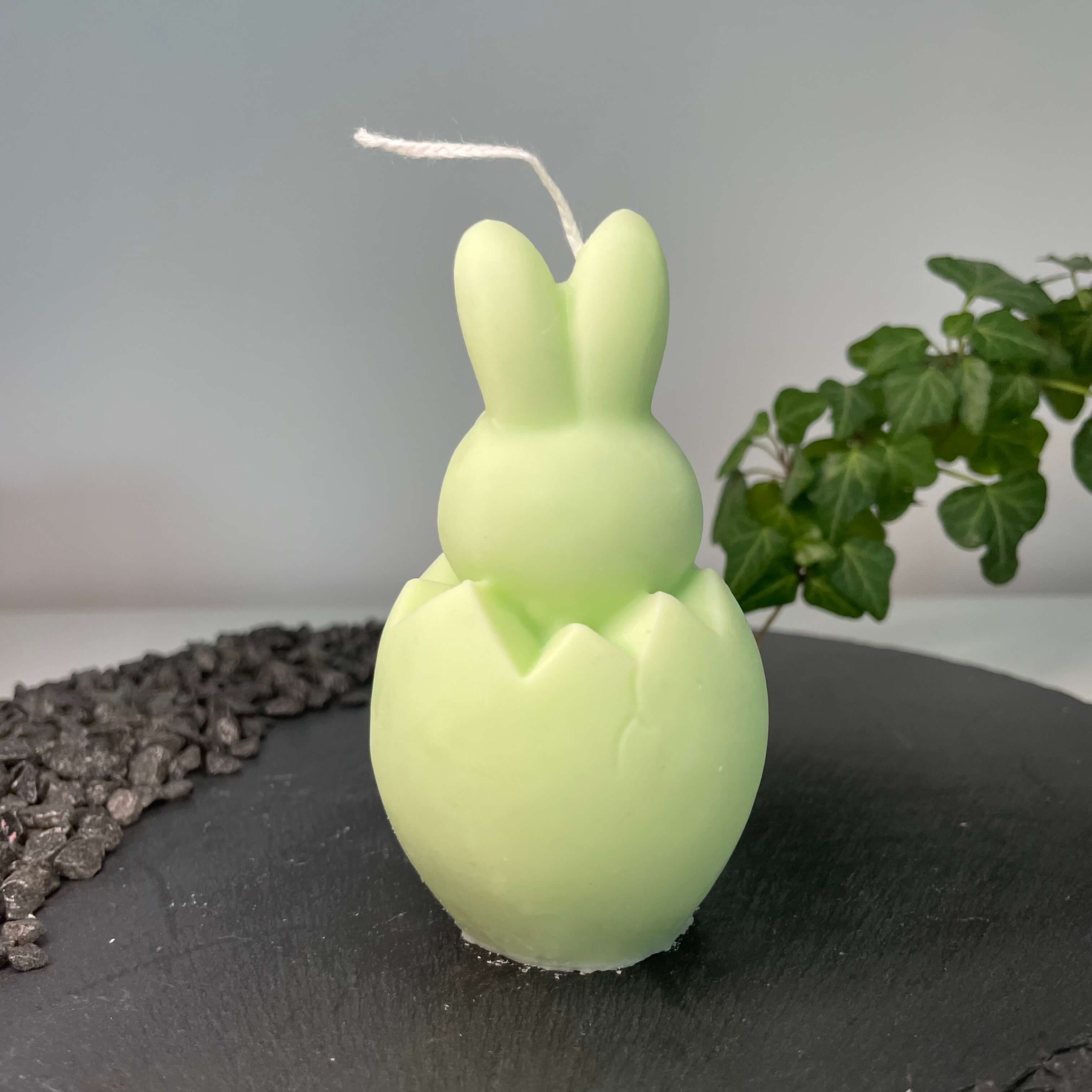 Die Easter Jubilee Bunny Duftkerze ist in verschiedenen Düften erhältlich. Die Düfte haben einen beruhigenden und angenehmen Geruch. Zudem entspannen sie, perfekt für gemütliche Tage. In hellgrün.