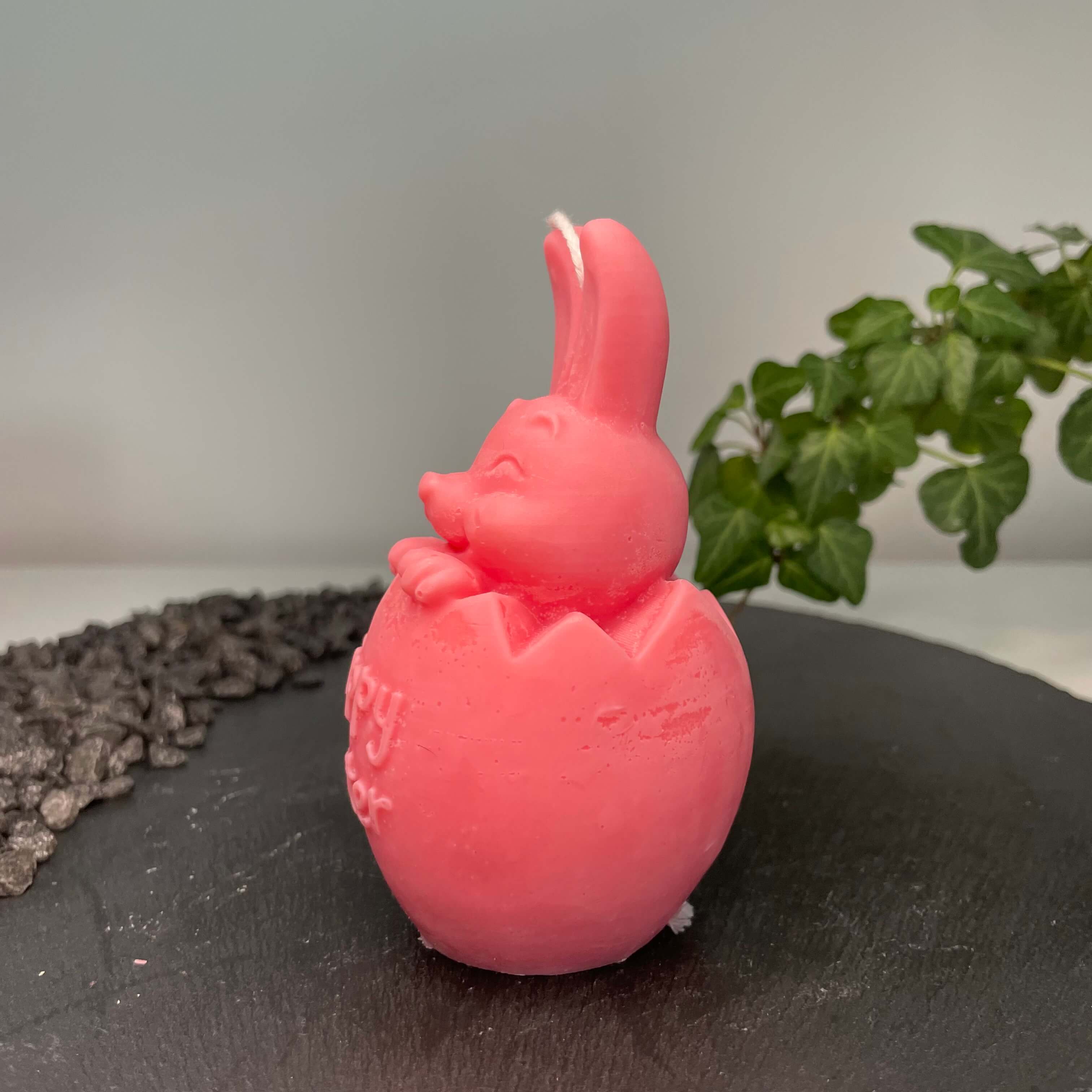 Hier sieht man unsere Easter Jubilee Bunny Kerze. Sie ist perfekt als Dekoration geeignet mit ihrem Hasen und Osterei Design. Sie sieht elegant und ästhetisch aus. Handgemacht aus hochwertigem Sojawachs. In pink.