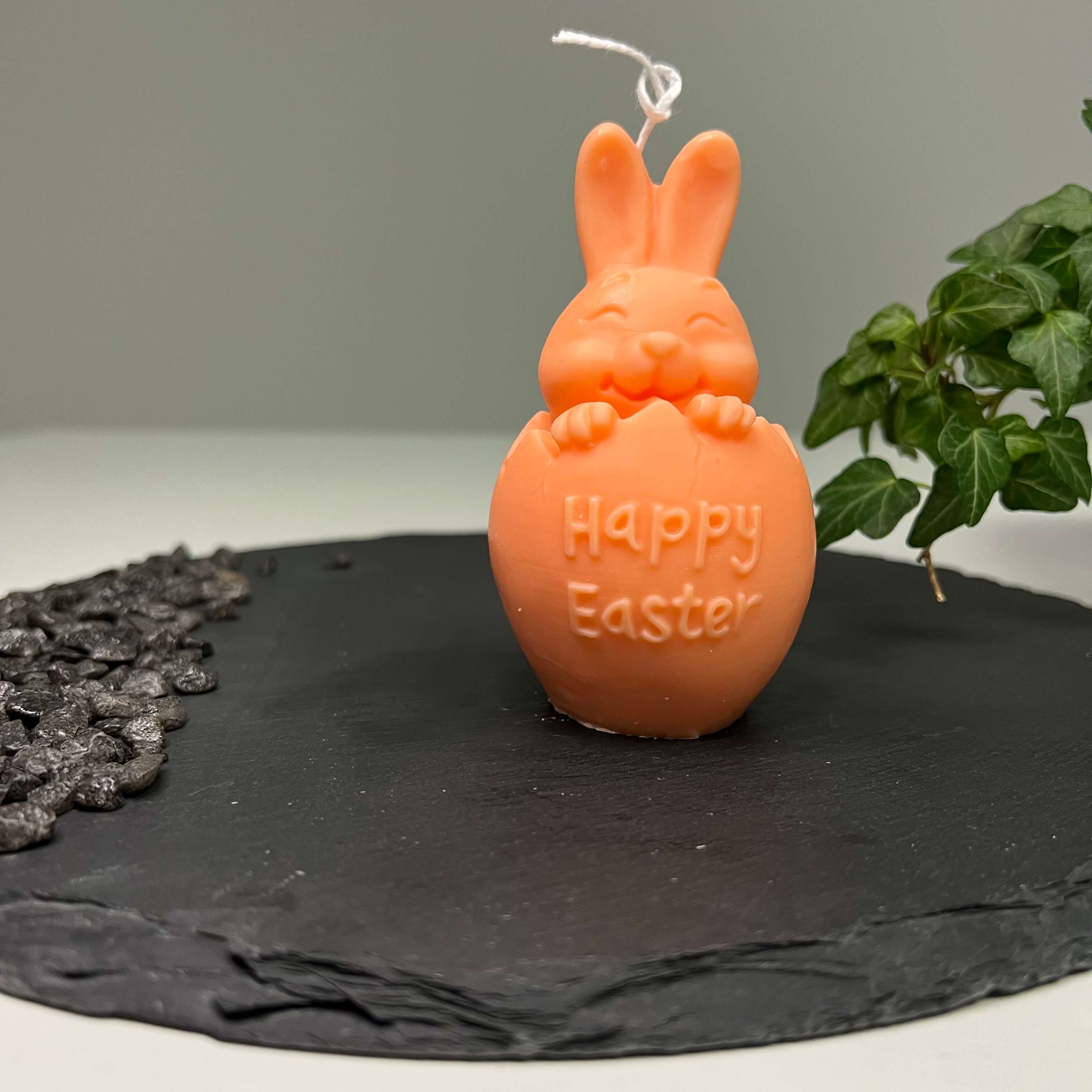 Auf diesem Bild sieht man unsere Easter Jubilee Bunny Kerze. Sie ist handgemacht aus Bio Sojawachs. Zudem ist sie umweltfreundlich, nachhaltig und vegan.