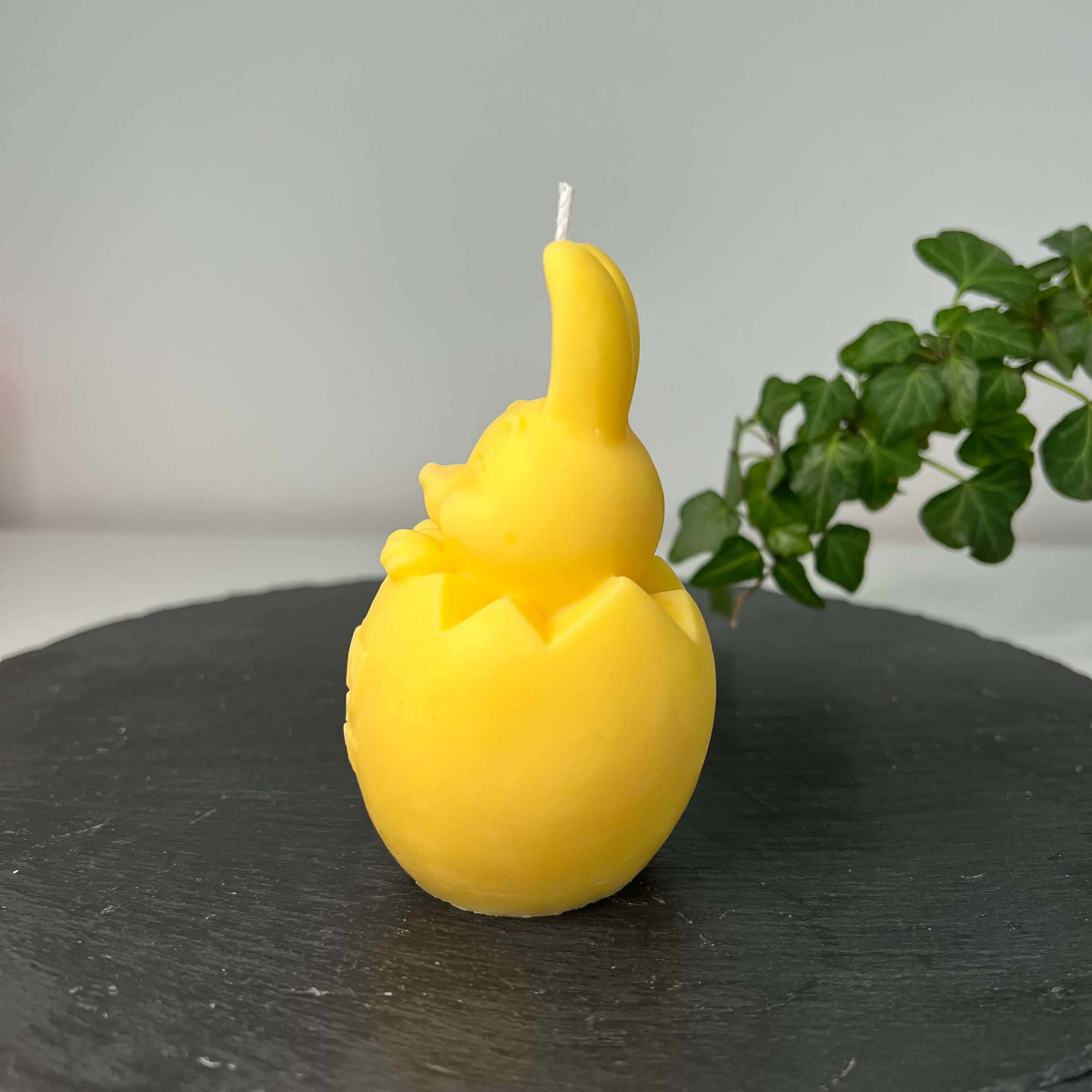 Hier sieht man unsere Easter Jubilee Bunny Kerze. Sie ist perfekt als Dekoration geeignet mit ihrem Hasen und Osterei Design. Sie sieht elegant und ästhetisch aus. Handgemacht aus hochwertigem Sojawachs. In gelb.