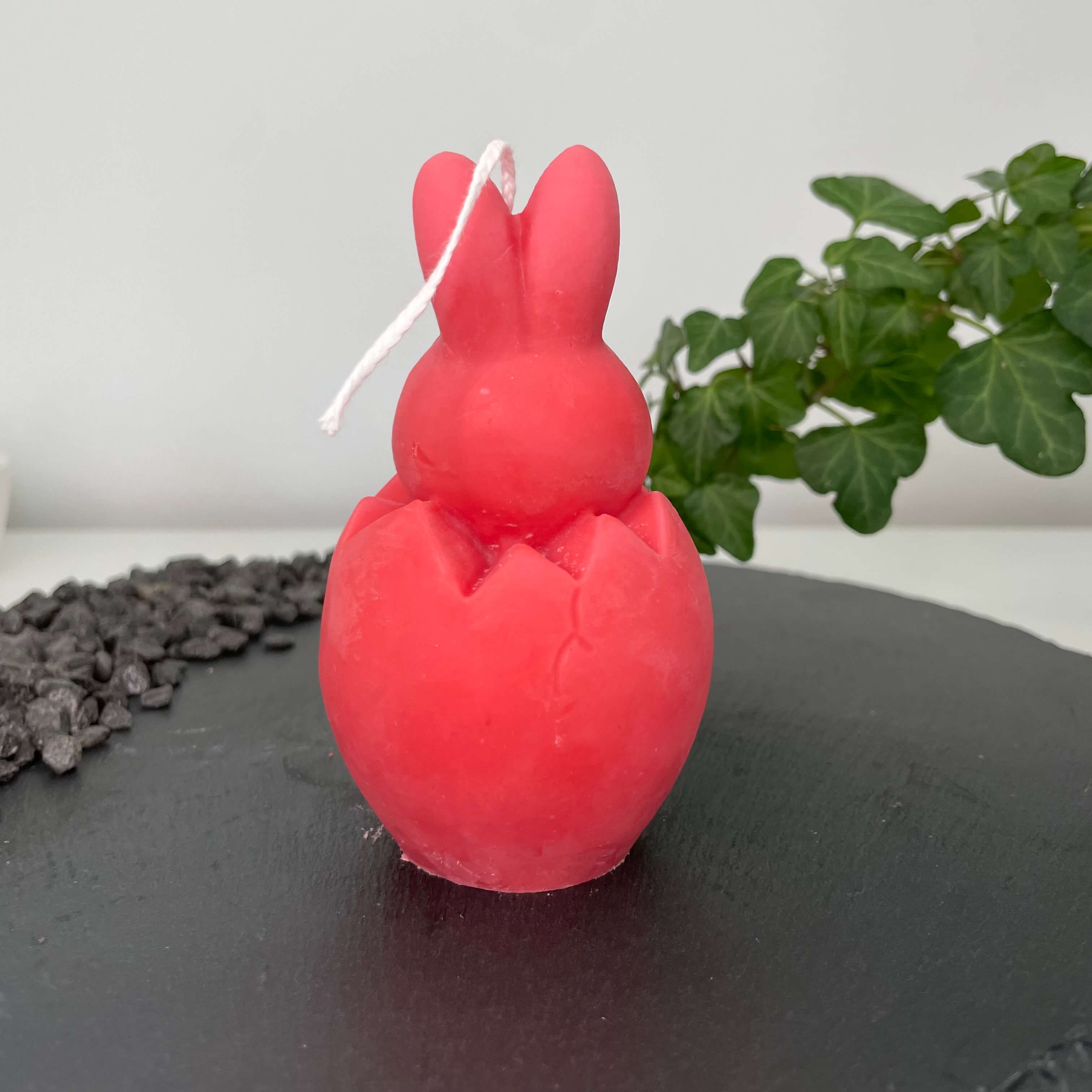 Unsere Easter Jubilee Bunny Kerze ist das perfekte Ostergeschenk. Sie sieht aus wie ein Hase. Diese Hasenkerze ist einzigartig und ein Unikat. In Rot.