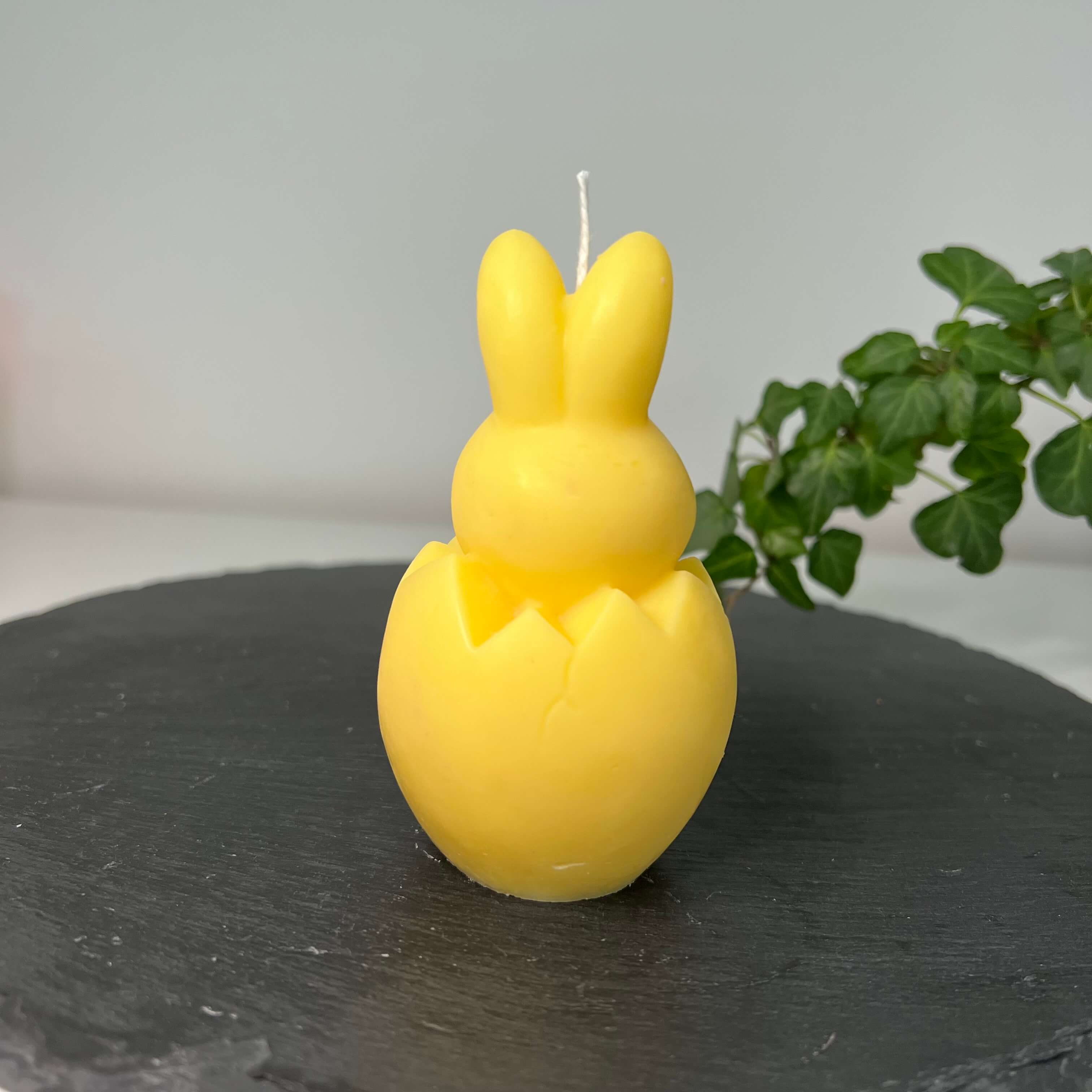 Easter Jubilee Bunny Osterkerze. Mit ihrem Osterei und Hasendesign ist sie perfekt für Ostern geeignet. Sie ist handgemacht aus nachhaltigem Sojawachs. In gelb.
