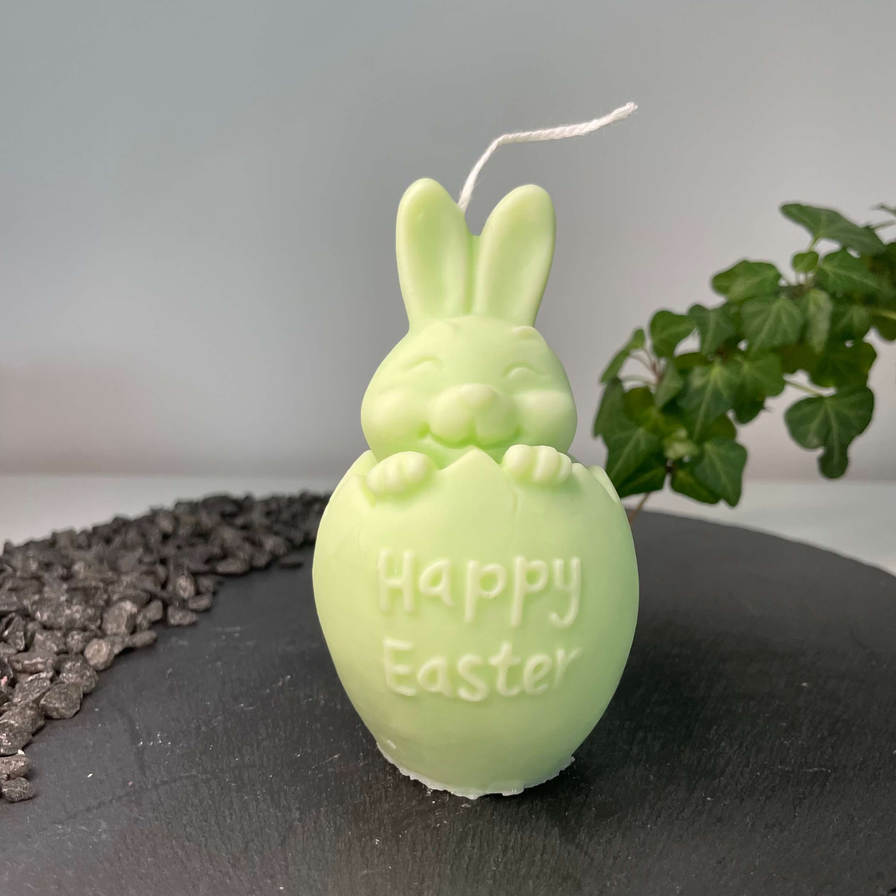 Auf diesem Bild sieht man unsere Easter Jubilee Bunny Kerze. Sie ist handgemacht aus Bio Sojawachs. Zudem ist sie umweltfreundlich, nachhaltig und vegan. In hellgrün.