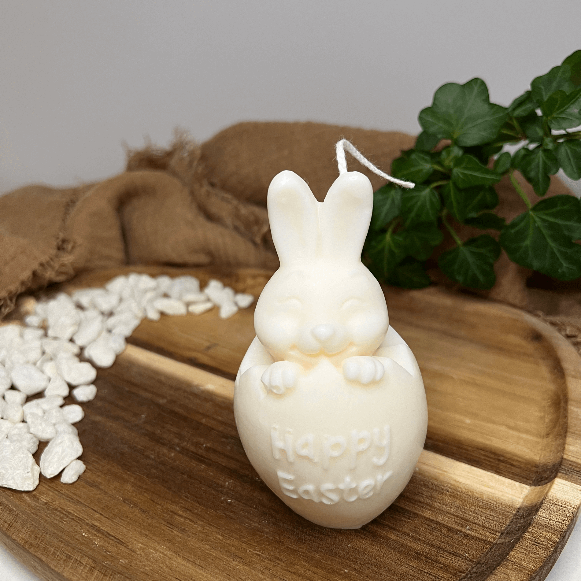 Die Easter Jubilee Bunny Duftkerze ist in verschiedenen Düften erhältlich. Die Düfte haben einen beruhigenden und angenehmen Geruch. Zudem entspannen sie, perfekt für gemütliche Tage. In weiß.