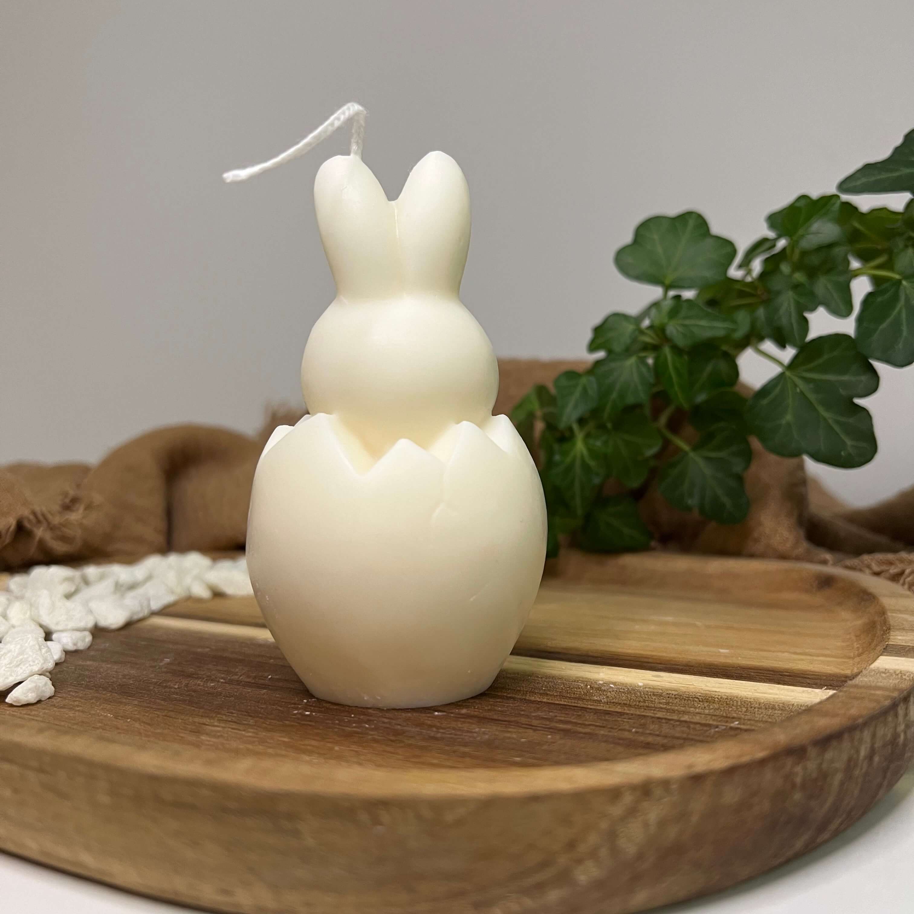 Easter Jubilee Bunny Kerze in weiß. Diese Hasenkerze ist das perfekte Ostergeschenk. Handgemacht aus hochwertigem Sojawachs.