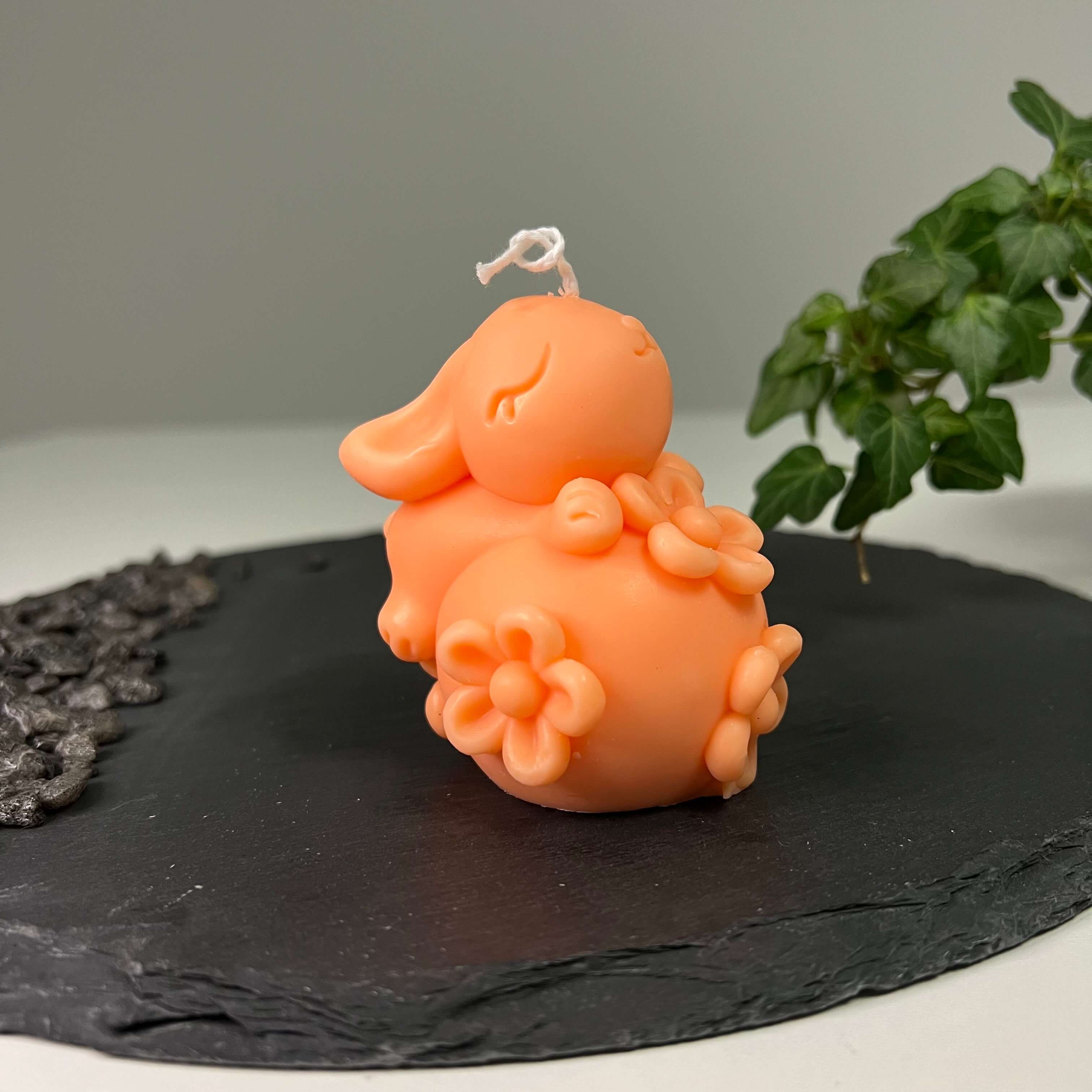 Auf diesem Bild sieht man unsere Enchanting Rabbit Kerze. Sie ist handgemacht aus Bio Sojawachs. Sie ist auch nachhaltig, vegan und umweltfreundlich.