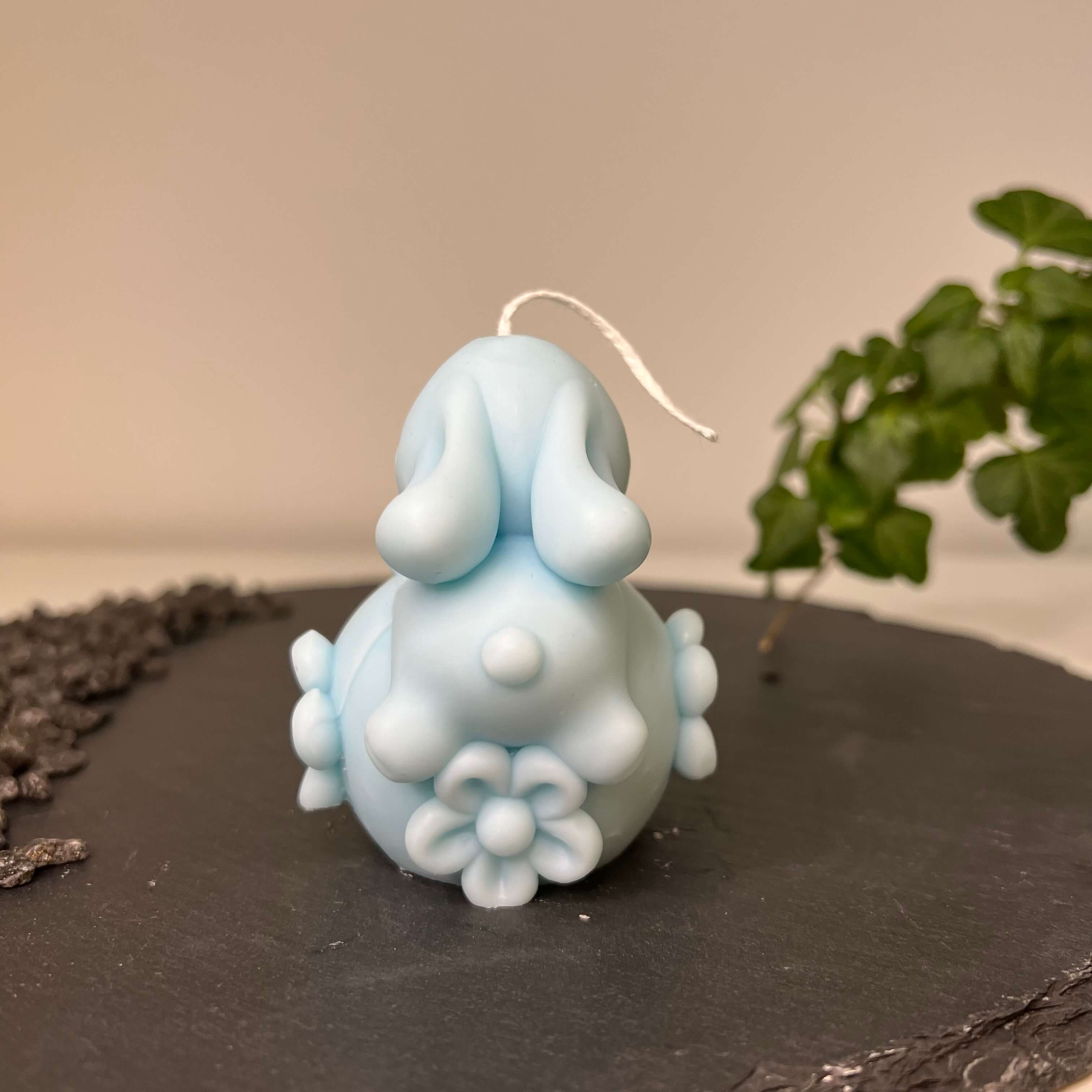 Die Enchanting Rabbit Osterkerze in Hellblau. Sie hat ein Hasendesign und Ostereidesign.