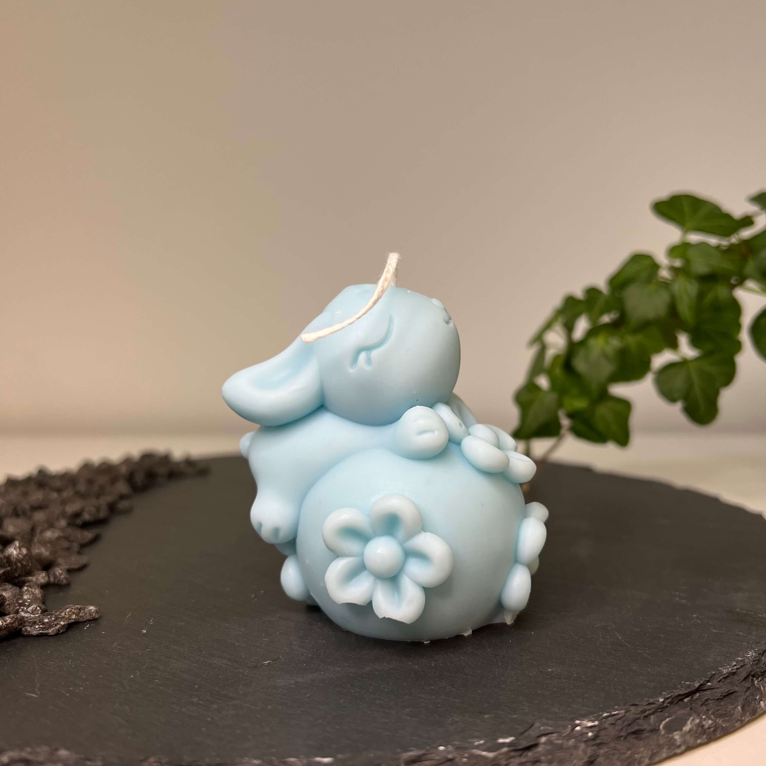 Auf diesem Bild sieht man unsere Enchanting Rabbit Kerze. Sie ist handgemacht aus Bio Sojawachs. Sie ist auch nachhaltig, vegan und umweltfreundlich. In Hellblau.