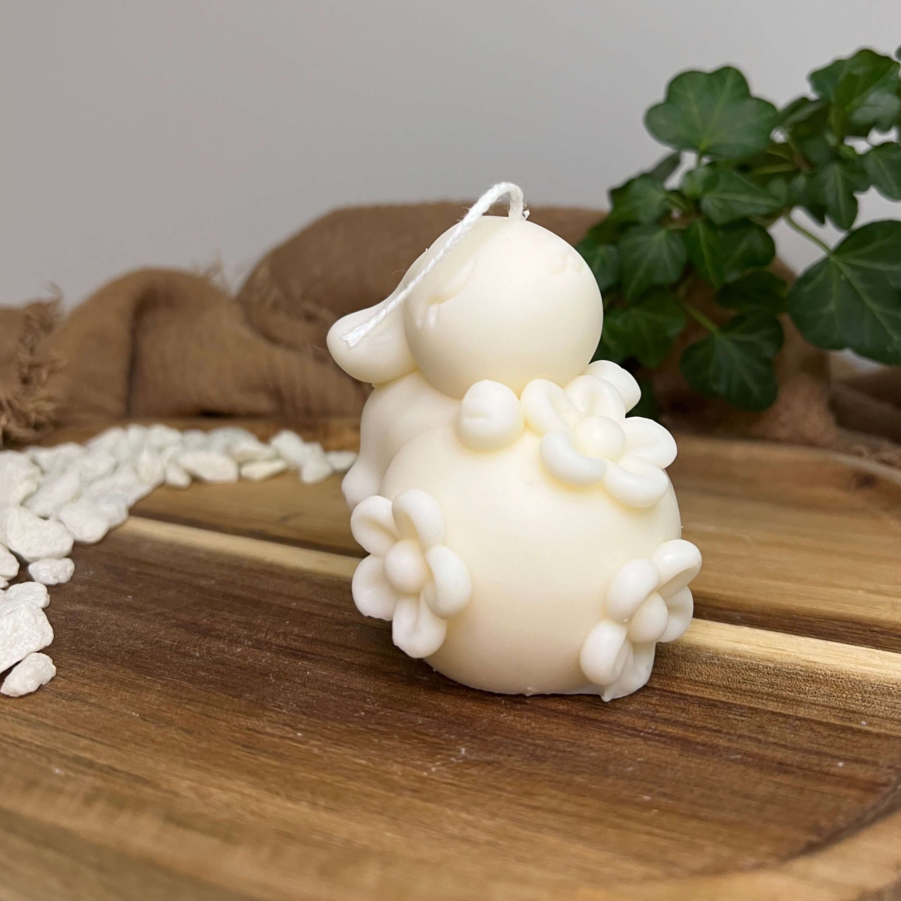 Hier sieht man unsere Enchanting Rabbit Kerze. Mit ihrem Hasen und Osterei Design ist sie die perfekte Osterkerze. Auch ist sie perfekt als Dekoration geeignet mit ihrem eleganten und ästhetischem Aussehen. In weiß.