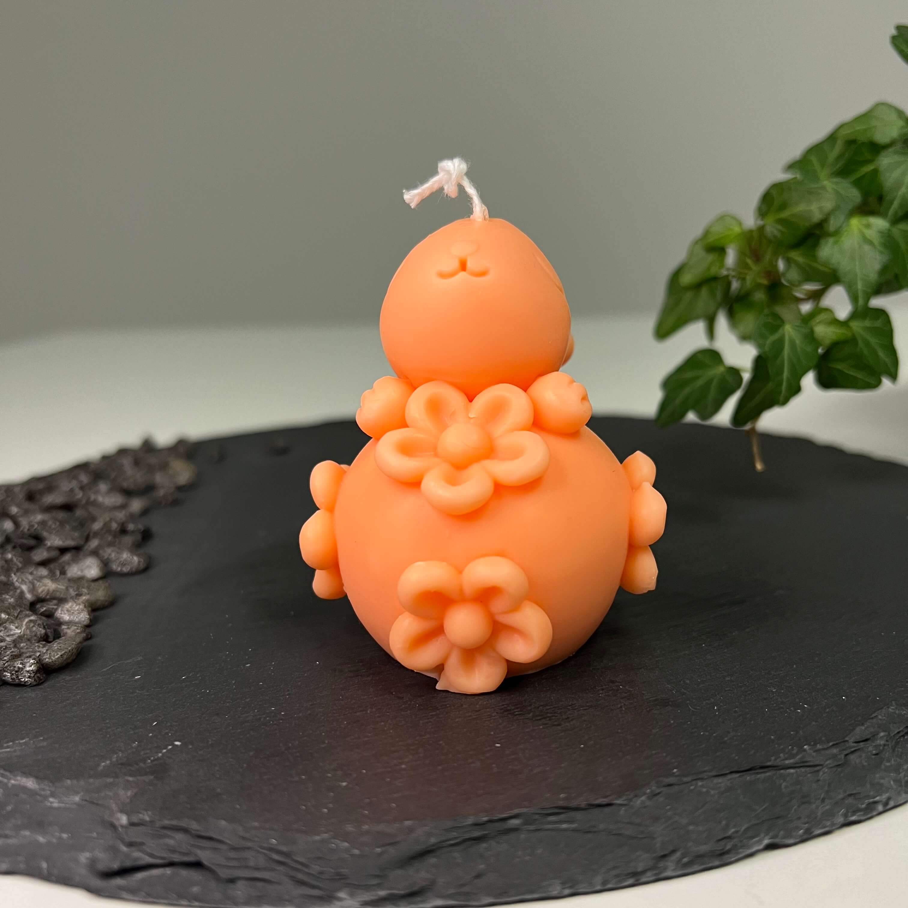 Unsere Enchanting Rabbit Kerze ist in verschiedenen Düften erhältlich. Diese Duftkerze hat einen angenehmen und beruhigenden Geruch. Sie ist perfekt für entspannte und gemütliche Tage geeignet.