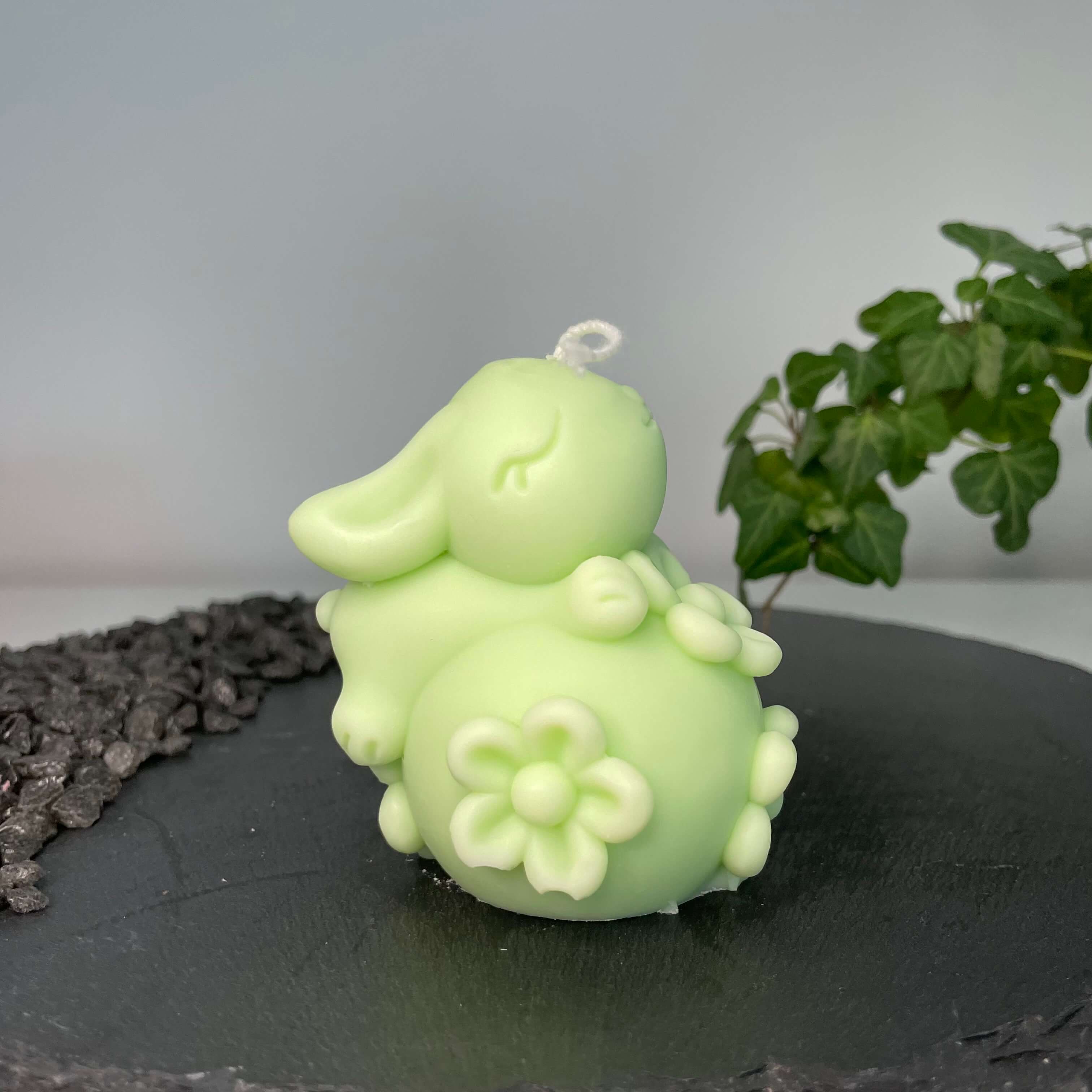 Hier sieht man unsere Enchanting Rabbit Kerze. Mit ihrem Hasen und Osterei Design ist sie die perfekte Osterkerze. Auch ist sie perfekt als Dekoration geeignet mit ihrem eleganten und ästhetischem Aussehen. In Hellgrün.