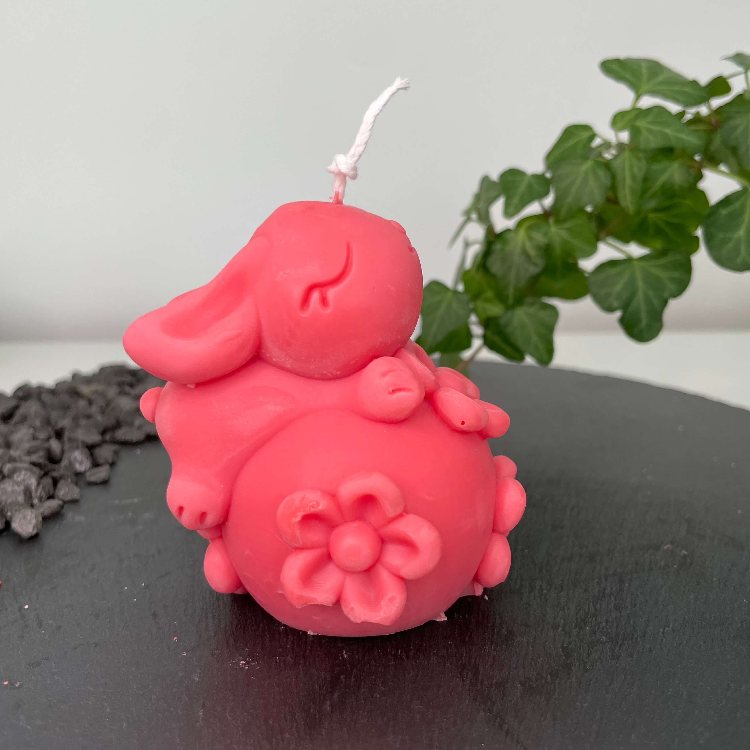 Hier sieht man unsere Enchanting Rabbit Kerze. Mit ihrem Hasen und Osterei Design ist sie die perfekte Osterkerze. Auch ist sie perfekt als Dekoration geeignet mit ihrem eleganten und ästhetischem Aussehen. In Rot.