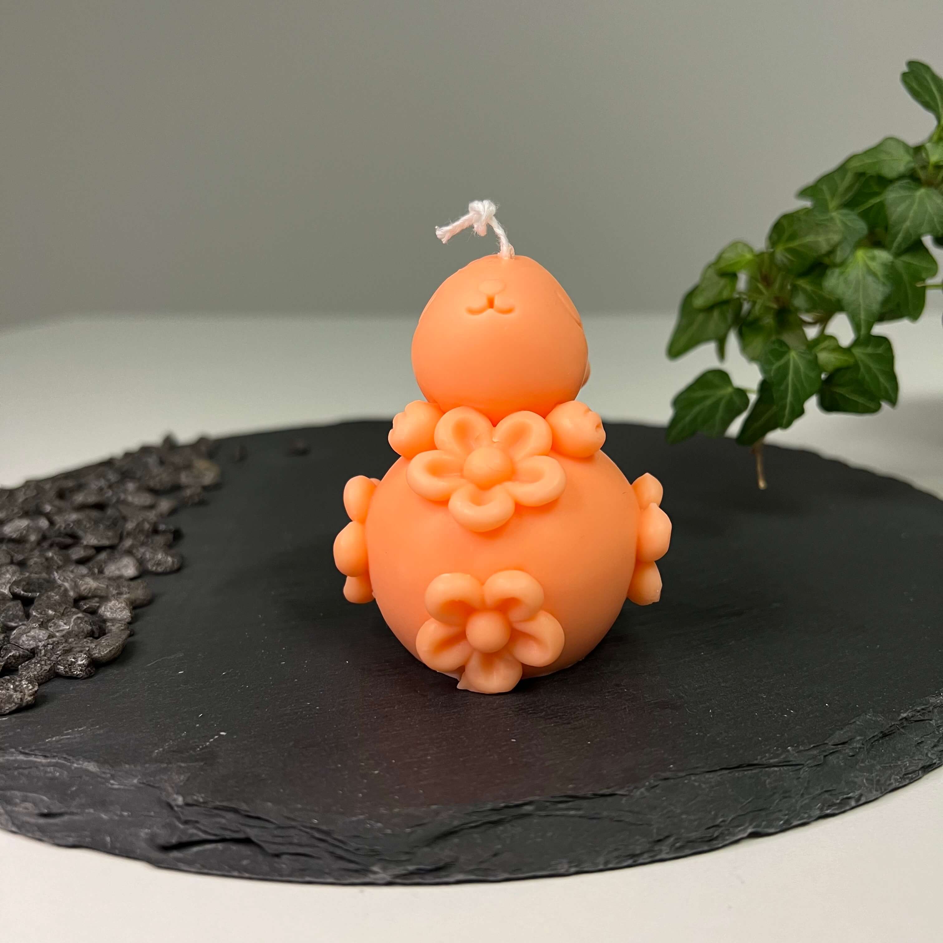 Hier sieht man unsere Enchanting Rabbit Kerze. Mit ihrem Hasen und Osterei Design ist sie die perfekte Osterkerze. Auch ist sie perfekt als Dekoration geeignet mit ihrem eleganten und ästhetischem Aussehen.