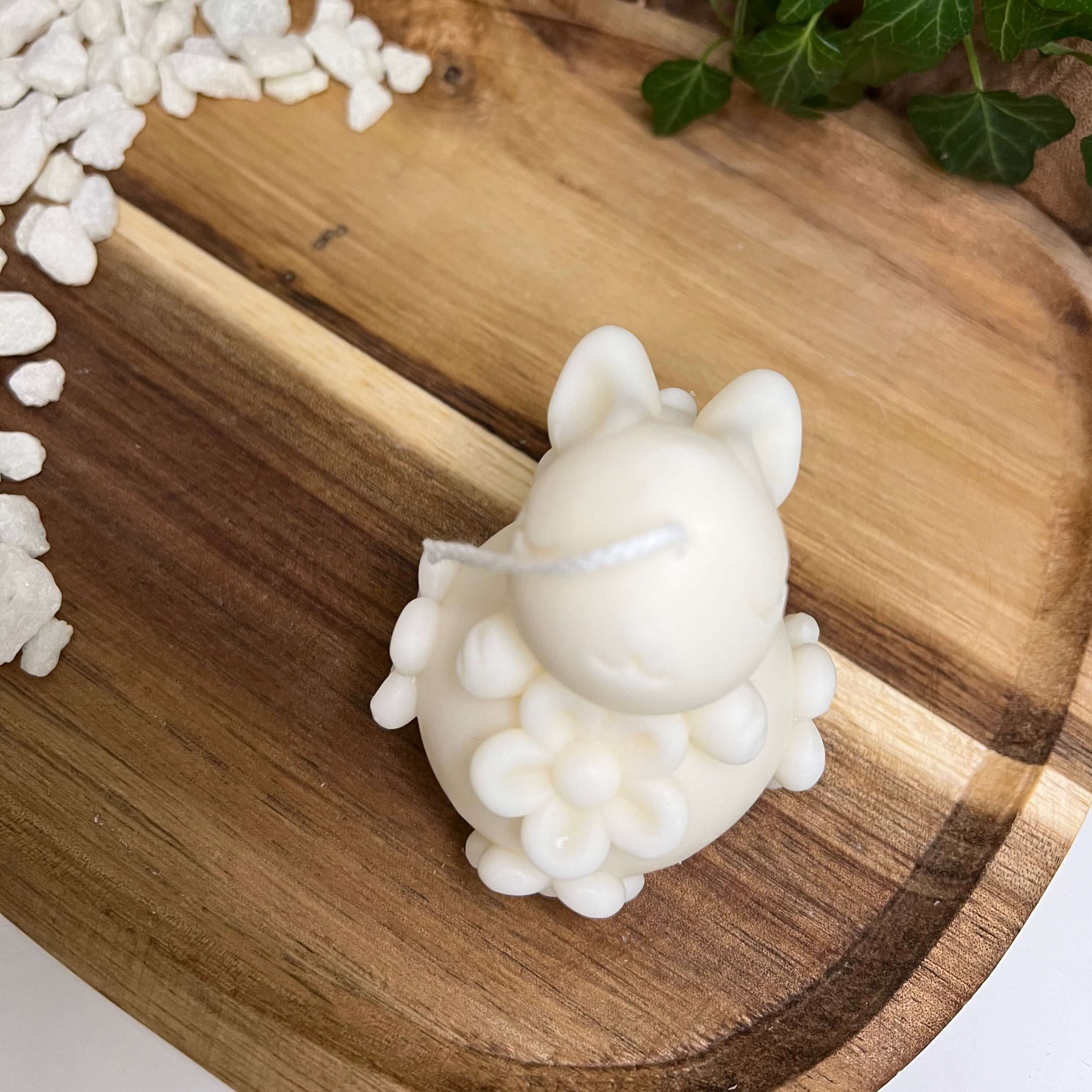 Die Enchanting Rabbit Osterkerze in weiß. Sie hat ein Hasendesign und Ostereidesign.