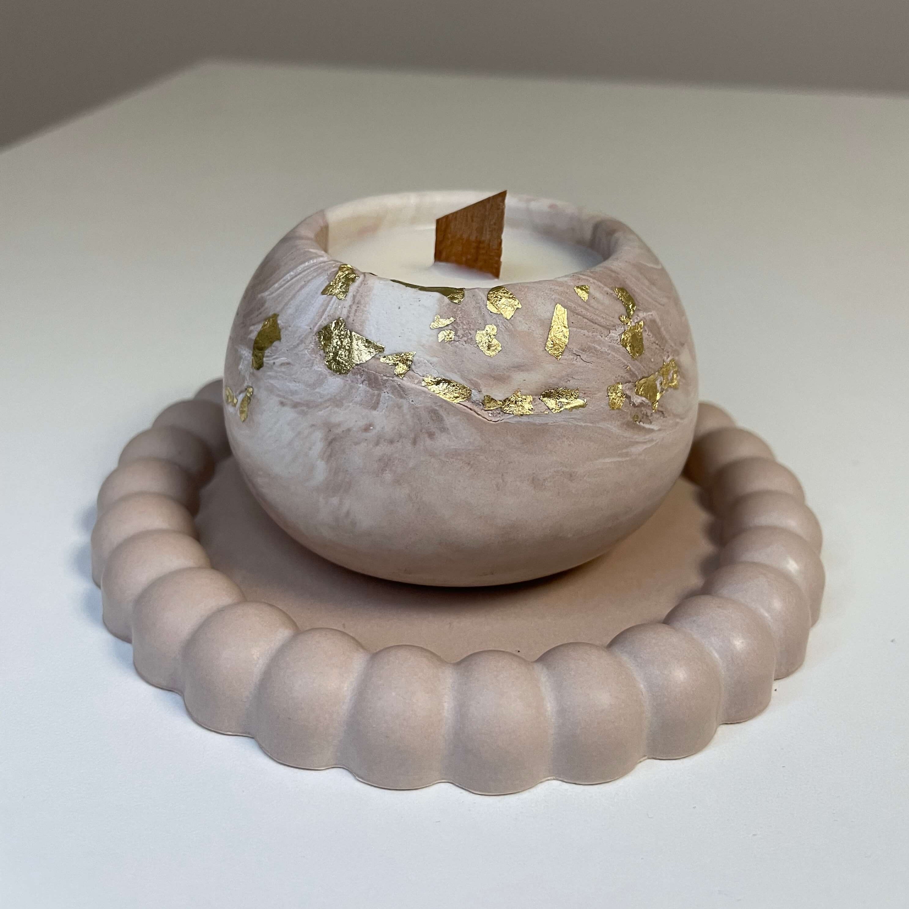 Unsere Ethereal Zen Candle Duftkerze. Sie ist in verschiedenen Düften erhältlich. Die Düfte haben einen angenehmen und beruhigenden Geruch. Sie ist perfekt für gemütliche und entspannte Tage.
