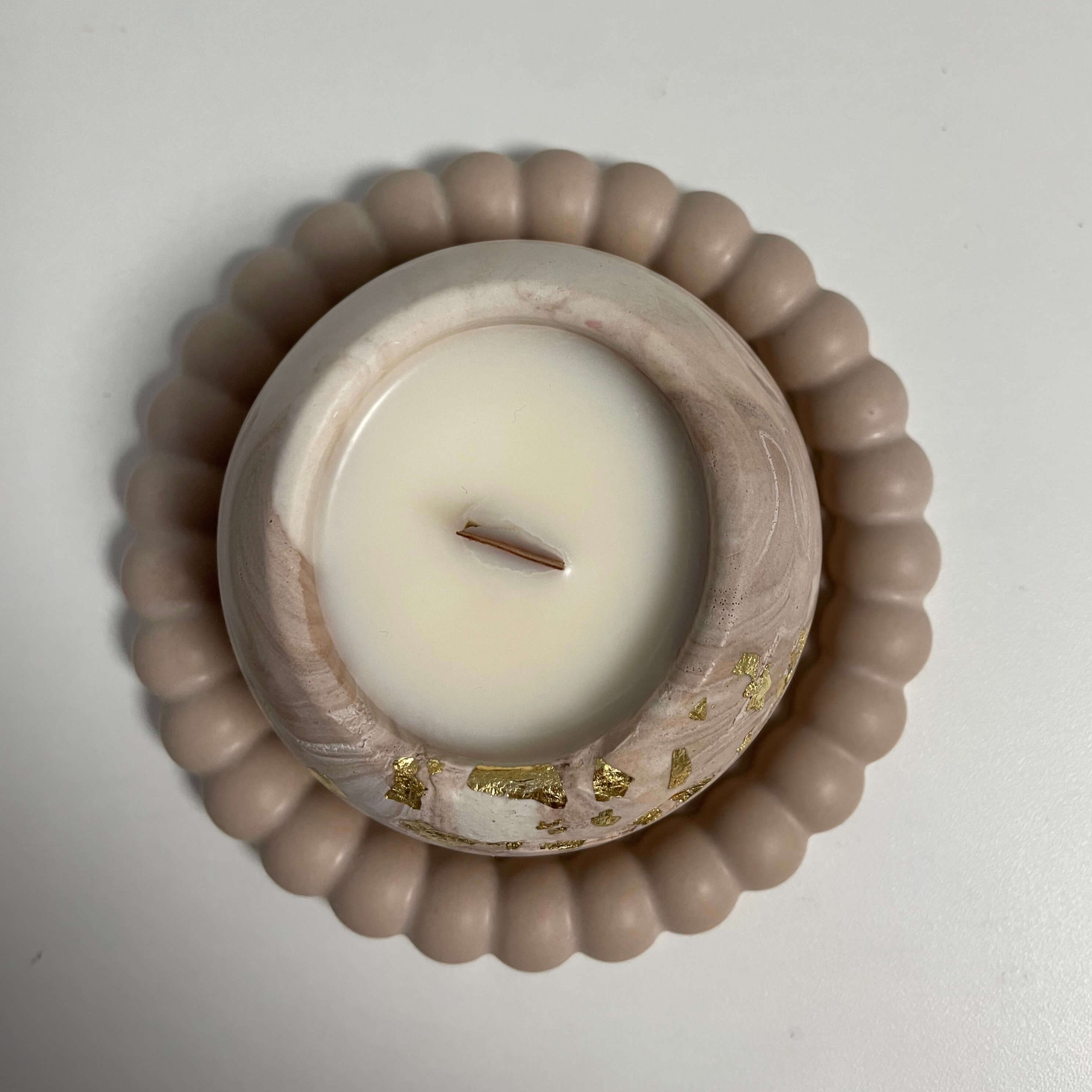 Ethereal Zen Candle ist das perfekte Gastgeschenk, Geburtstagsgeschenk, Ostergeschenk und Weihnachtsgeschenk. Ihr einzigartiges und stilvolles Design machen sie zu einem Unikat.
