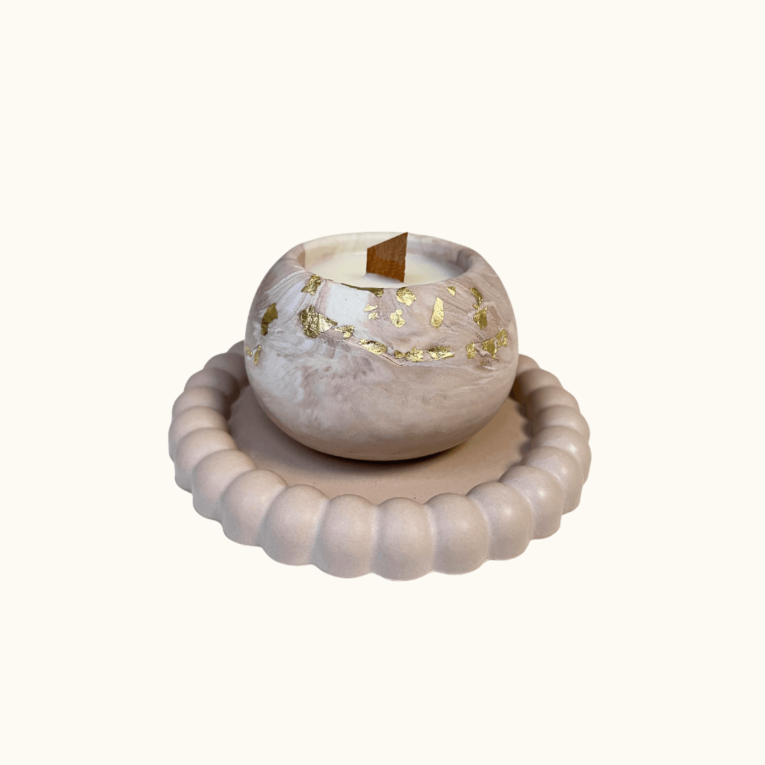 Auf diesem Bild sieht man unsere Ethereal Zen Candle. Sie ist handgemacht aus Bio Sojawachs. Außerdem ist sie nachhaltig, vegan und umweltfreundlich.