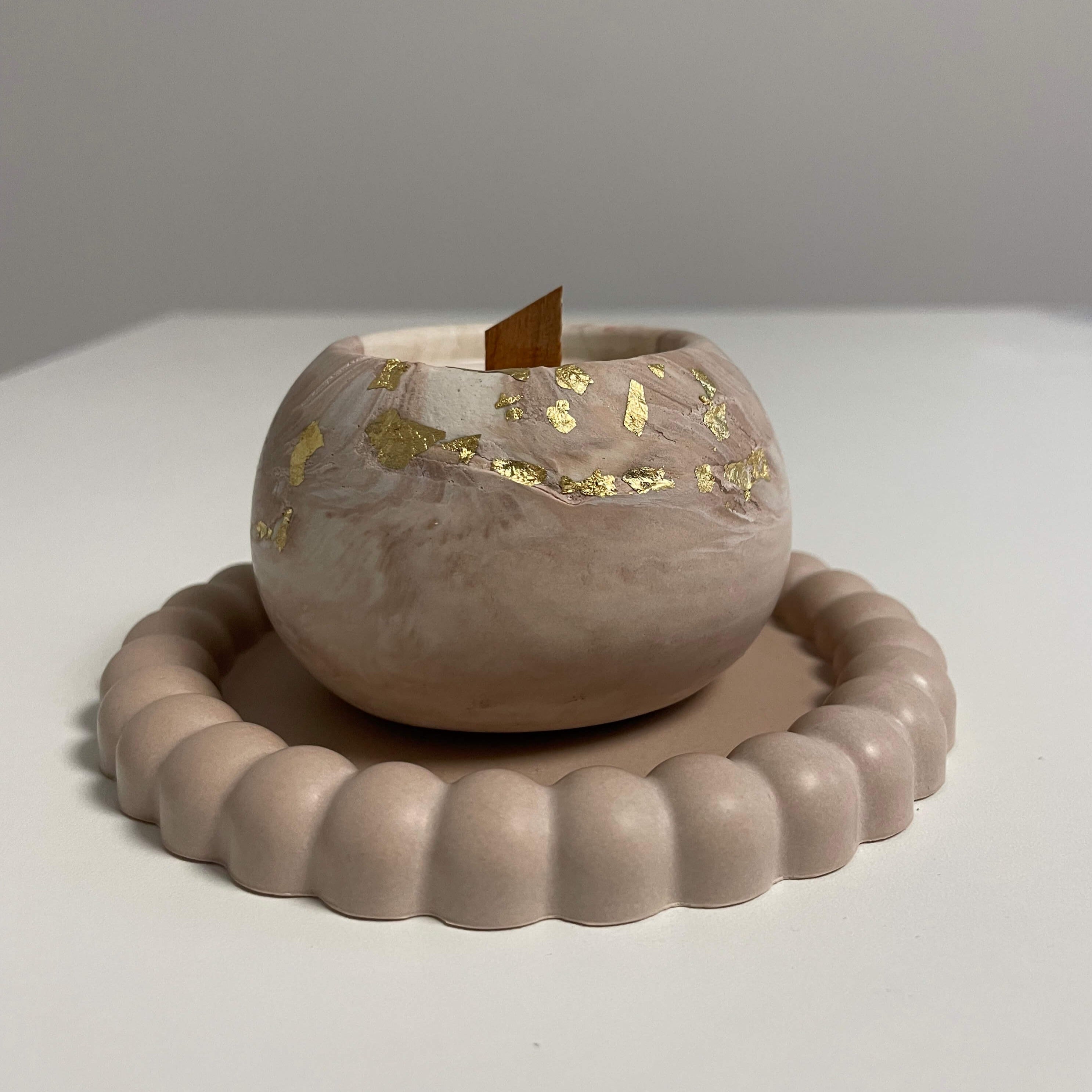 Hier sieht man unsere Ethereal Zen Candle. Sie ist perfekt als Dekoration geeignet. Sie sieht elegant und ästhetisch aus.