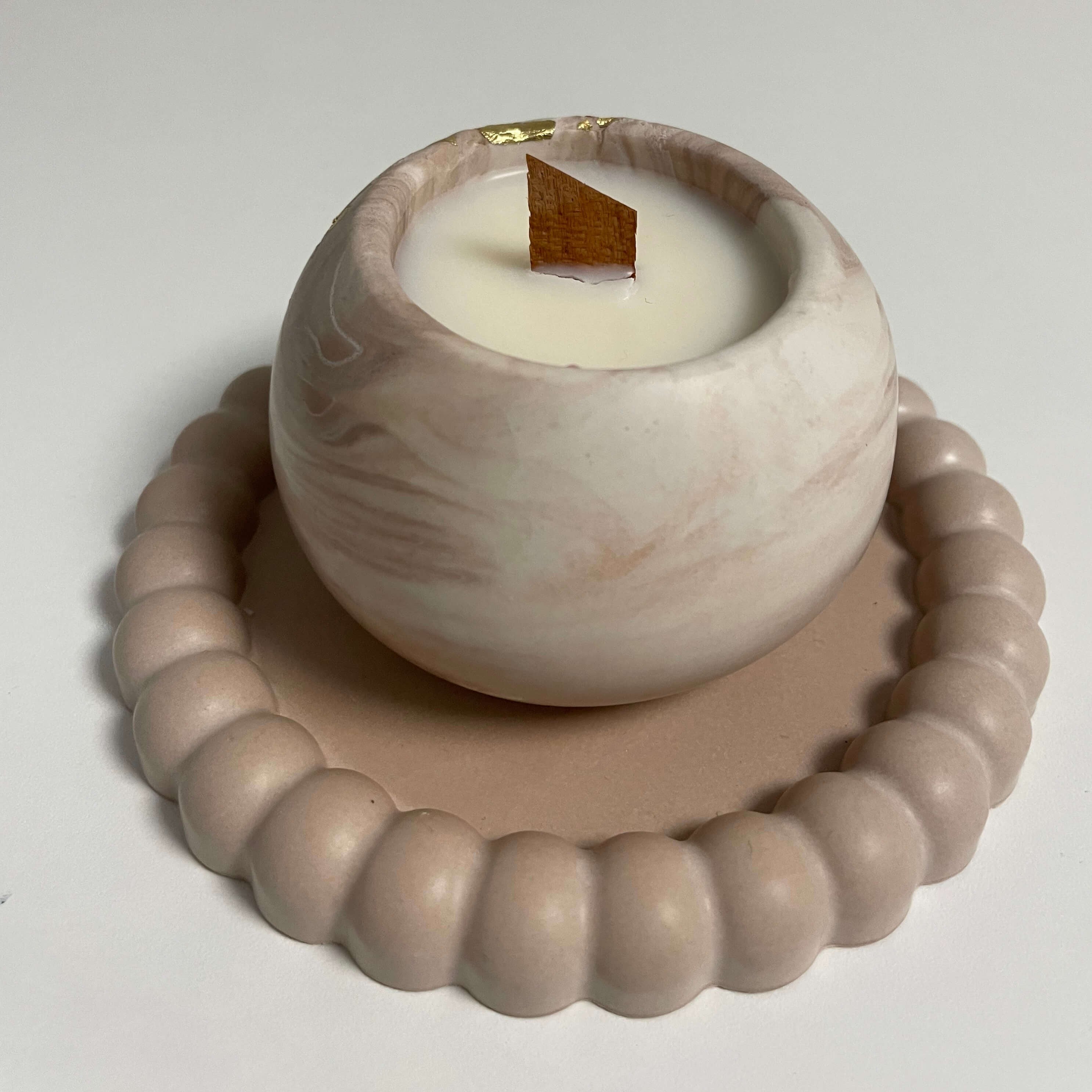 Die Ethereal Zen Candle Kerze ist perfekt als Weihnachtskerze und Osterkerze geeignet. Sie ist handgefertigt aus hochwertigem Sojawachs.