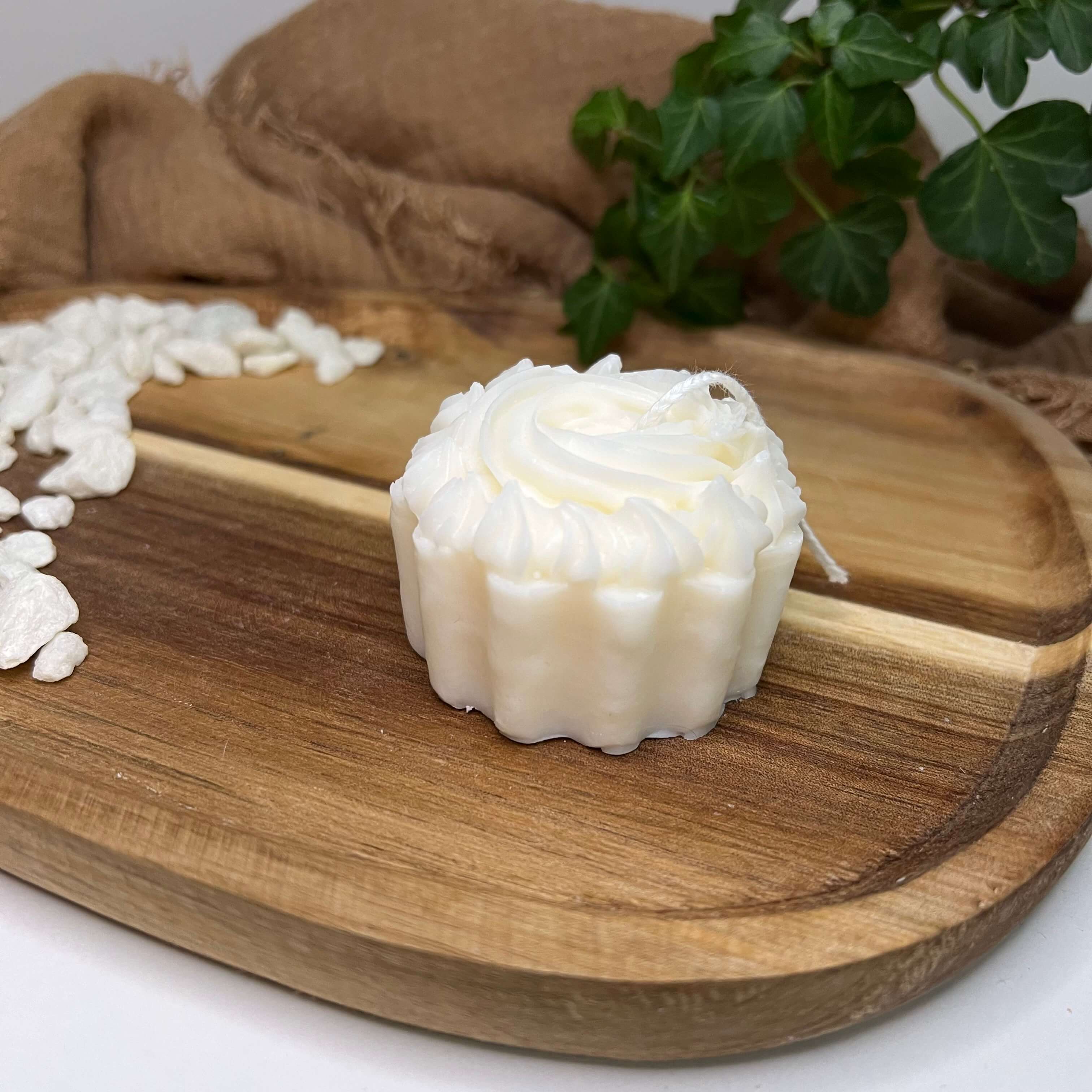 Hier sieht man unsere Exquisite Cake Delight Kerze. Diese Torten Kerze ist perfekt als Dekoration geeignet. Sie sieht elegant und ästhetisch aus. Handgefertigt aus hochwertigem Sojawachs.