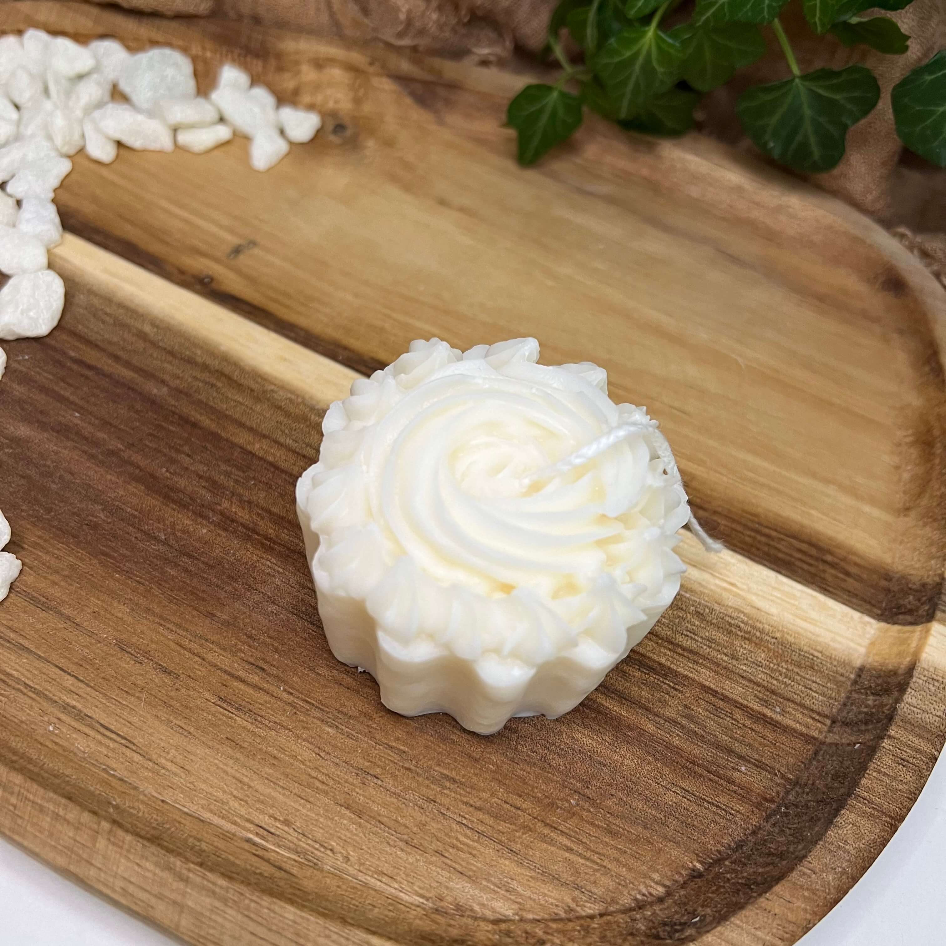 Unsere Exquisite Cake Delight Kerze. Diese Duftkerze mit Torten Design ist in verschiedenen Düften erhältlich. Die Düfte haben einen angenehmen und beruhigenden Geruch. Perfekt für gemütliche und entspannte Tage.