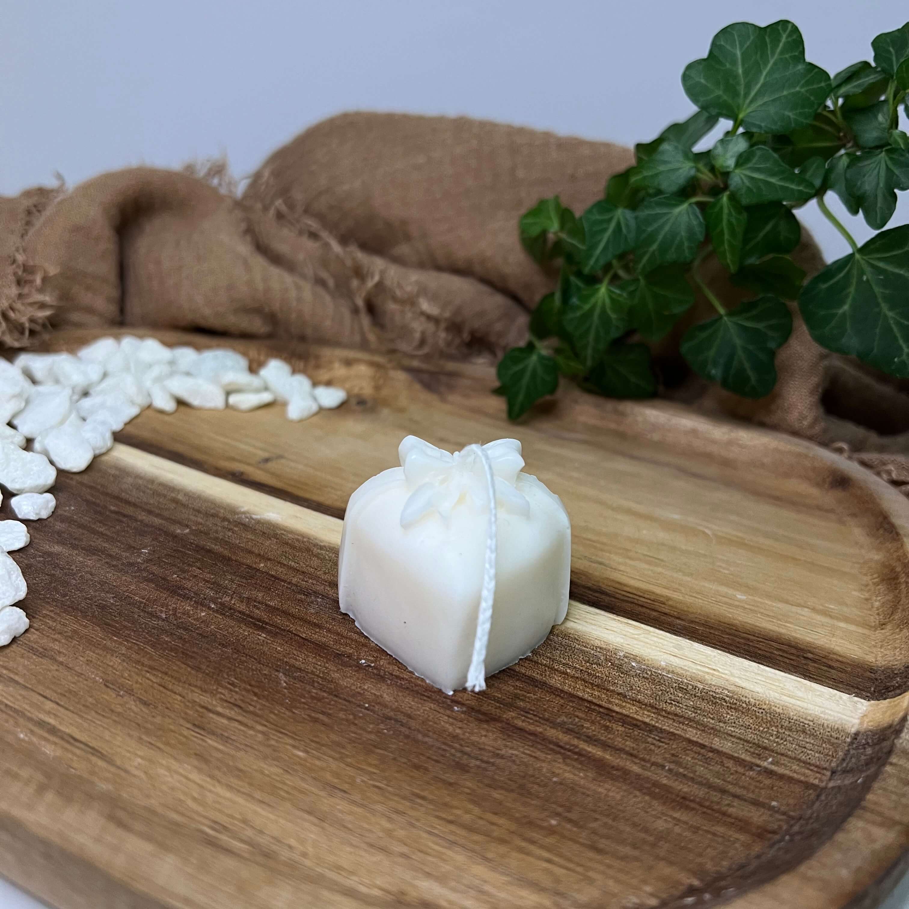 Unsere Flames of Love Kerze ist in verschiedenen Düften erhältlich. Diese Duftkerze hat einen beruhigenden und angenehmen Geruch. Sie ist perfekt für gemütliche, entspannte und romantische Abende.