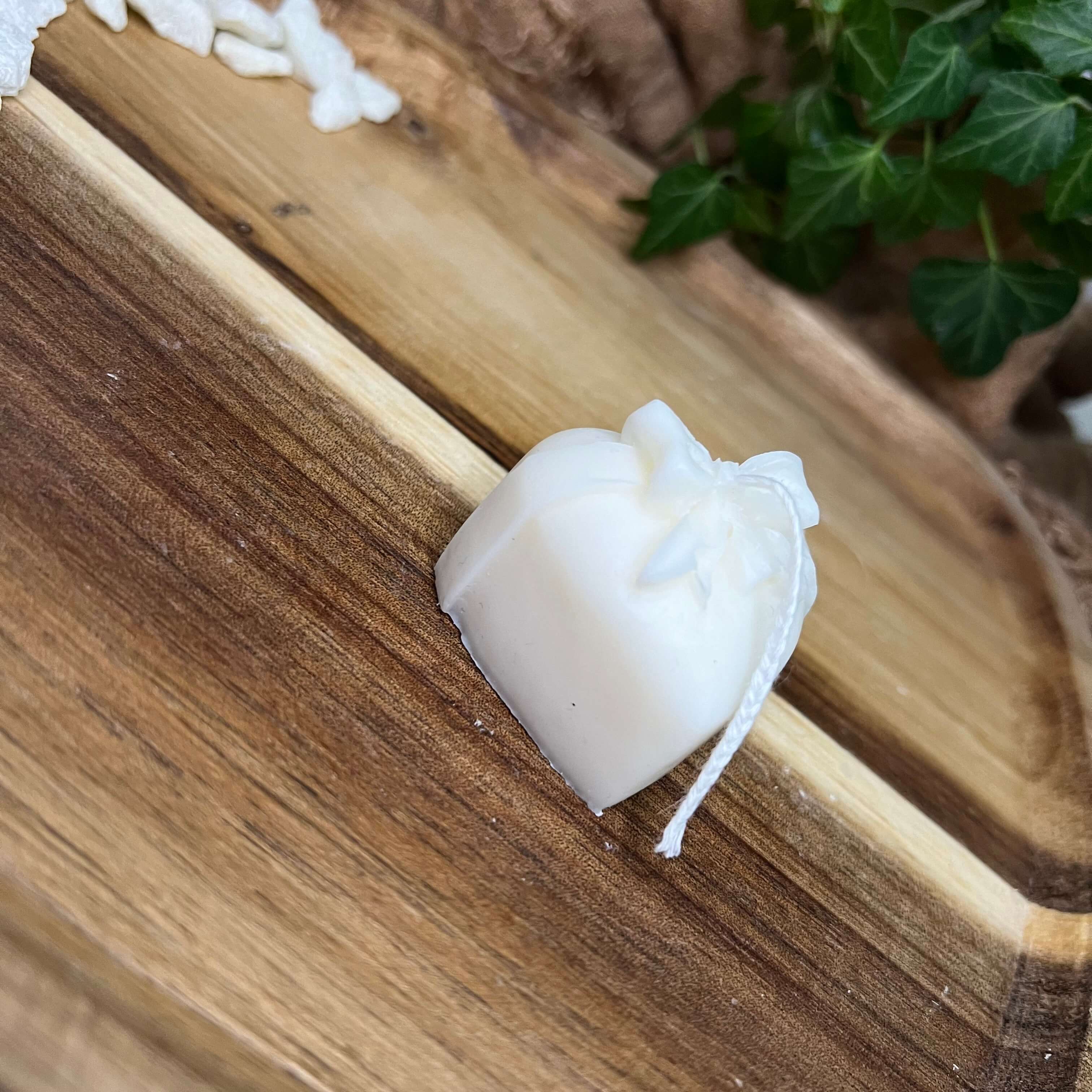 Die Flames of Love Kerze ist ideal als Osterkerze, Weihnachtskerze, Verlobungskerze, Hochzeitskerze und Geburtstagskerze dank ihrem einzigartigem und stilvollem Aussehen. Sie ist handgemacht aus hochwertigem Sojawachs.