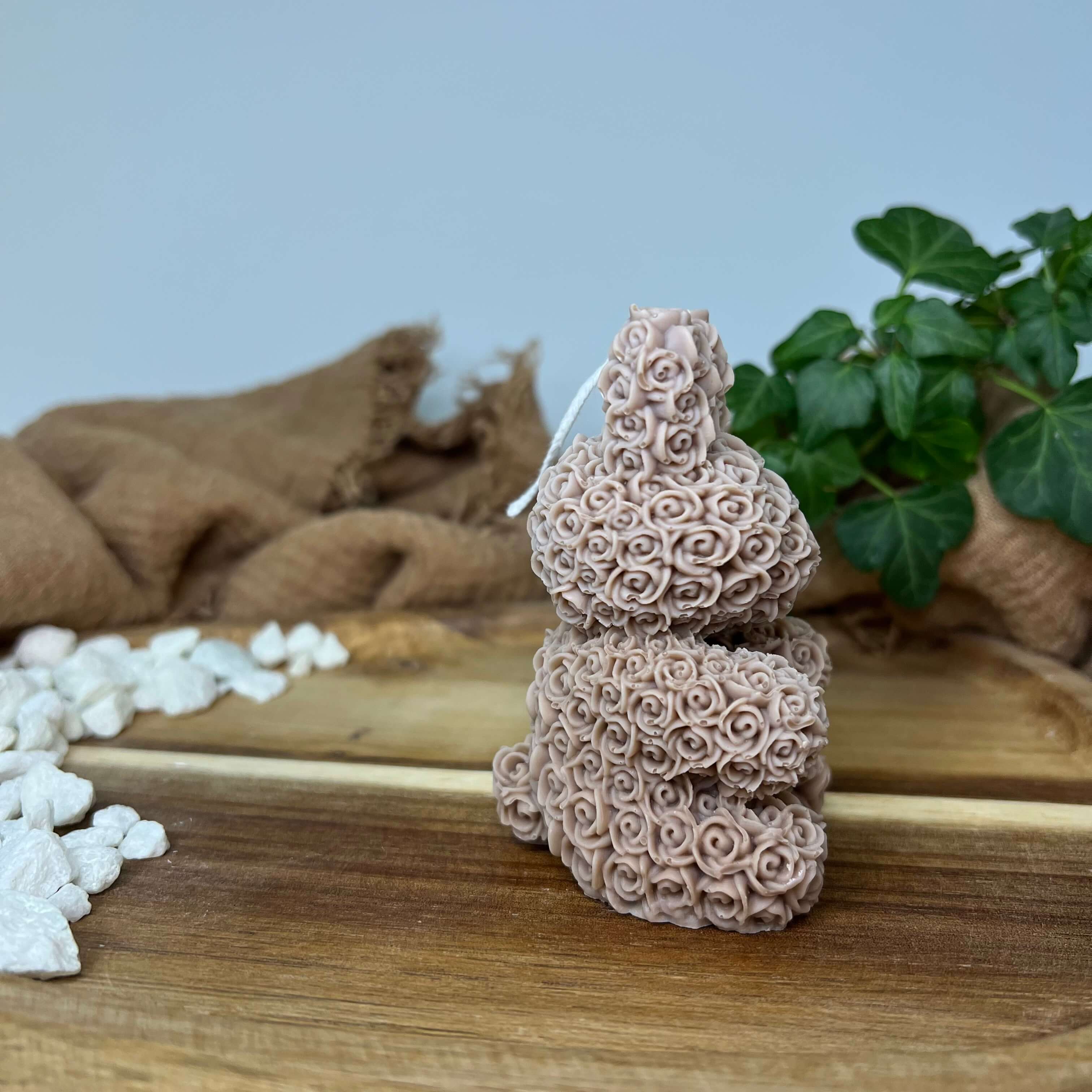 Auf diesem Bild sieht man die floral bunny elegance Kerze. Mann kann sie als Geburtstagsgeschenk oder als Weihnachts- und Ostergeschenk benutzen. Sie ist eine einzigartige Designerkerze. In der Farbe Braun.