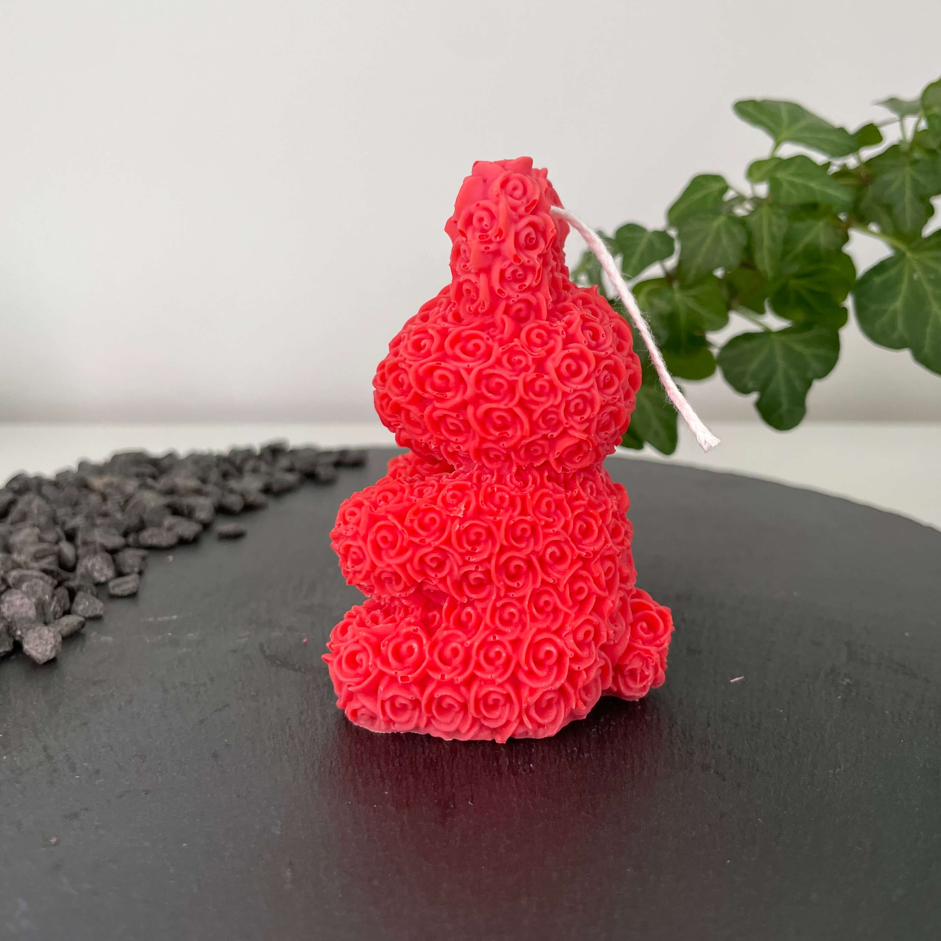 Auf diesem Bild sieht man die floral bunny elegance Kerze. Mann kann sie als Geburtstagsgeschenk oder als Weihnachts- und Ostergeschenk benutzen. Sie ist eine einzigartige Designerkerze. In der Farbe Rot.