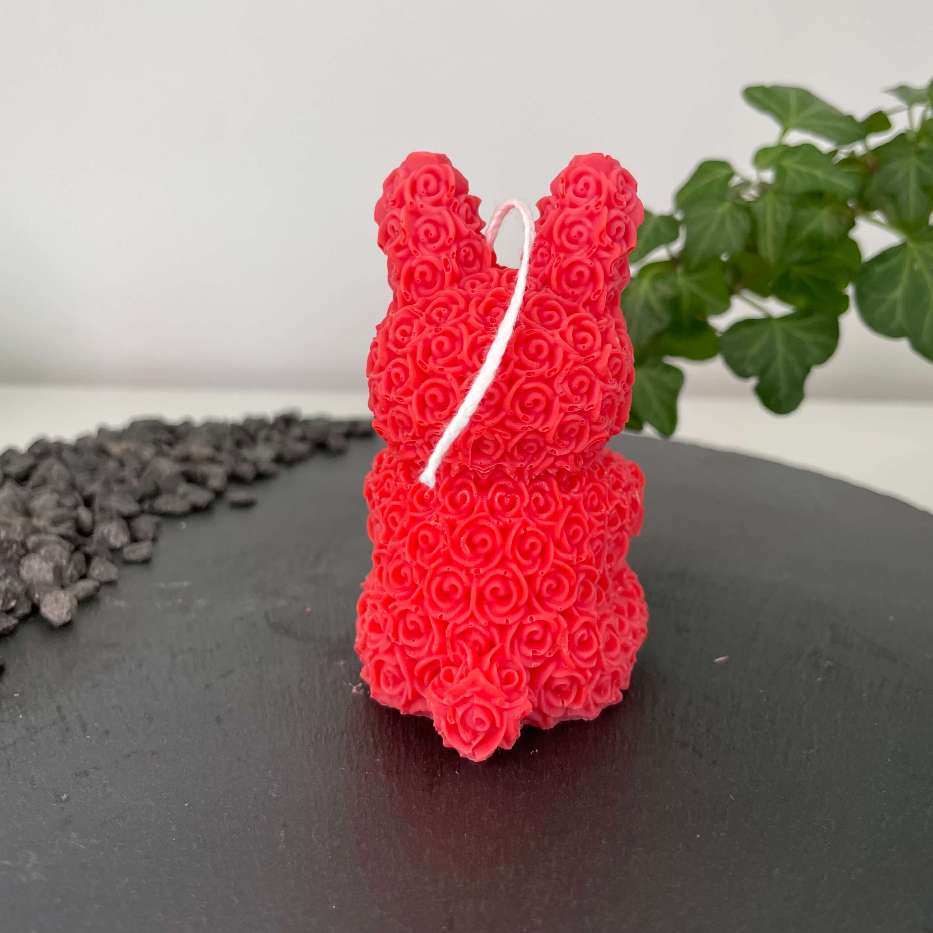 Zusehen ist die nachhaltige und vegane Bio-Sojawachskerze floral bunny elegance. Sie ist in verschiedenen Düften erhältlich und perfekt zur Entspannung. In Rot.