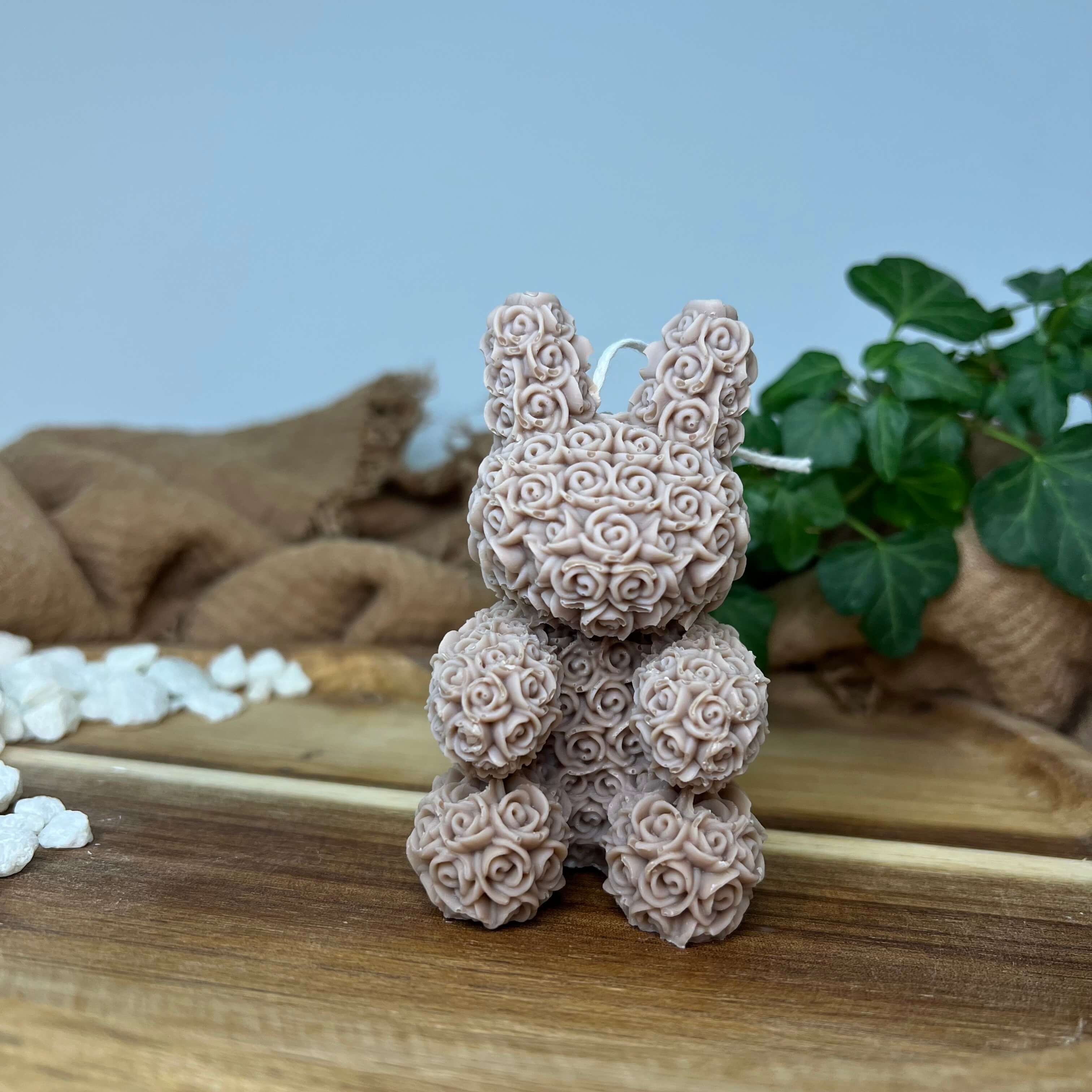 Hier sieht man die handgemachte floral bunny elegance Kerze. Sie ist elegant und ästhetisch, eine perfekte Dekoration für jedes Zuhause. In der Farbe Braun.