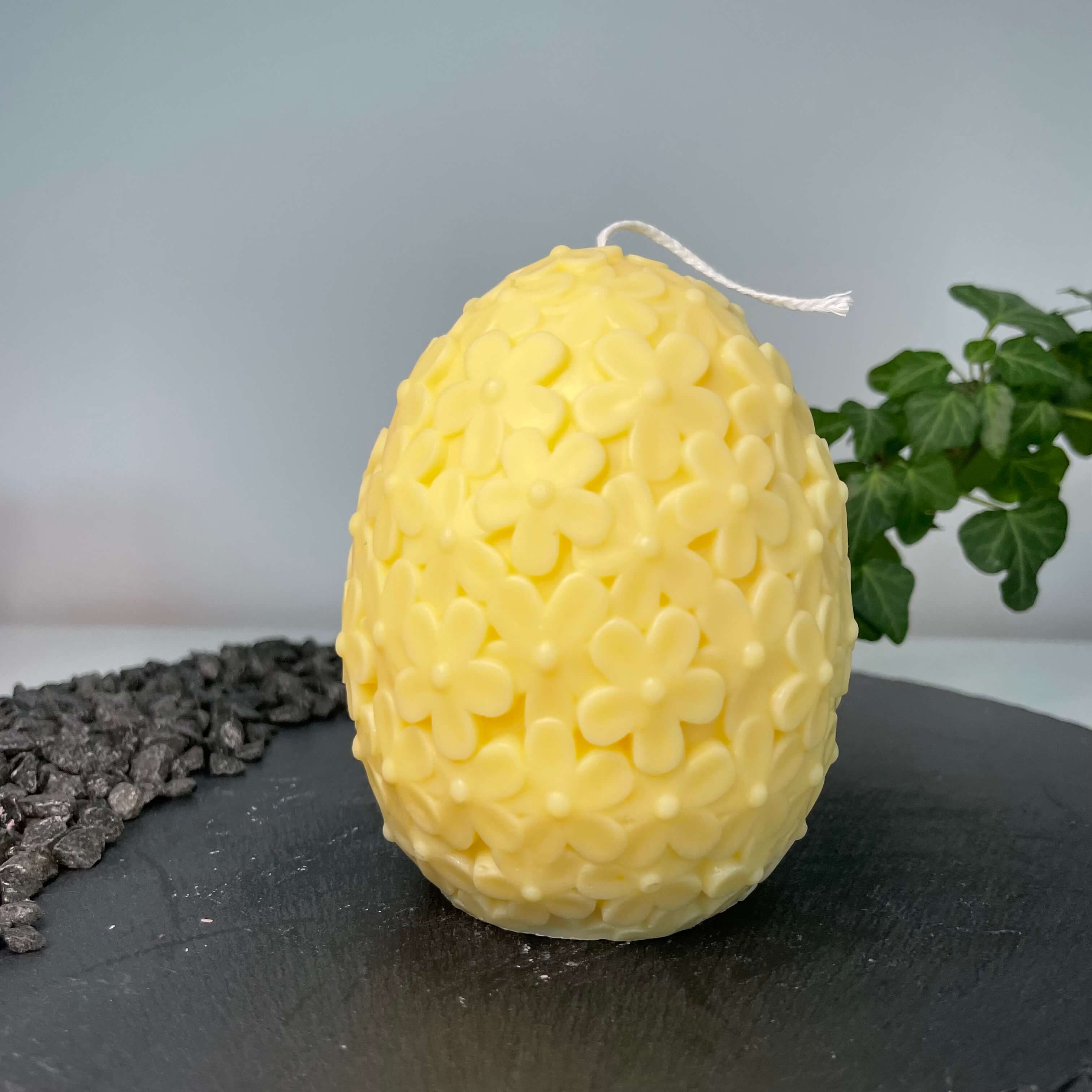Die Floral Easter Egg Brilliance Kerze. Sie ist die perfekte Osterkerze mit einem Osterei Design. Handgemacht aus nachhaltigem und hochwertigem Sojawachs. In der Farbe Gelb.