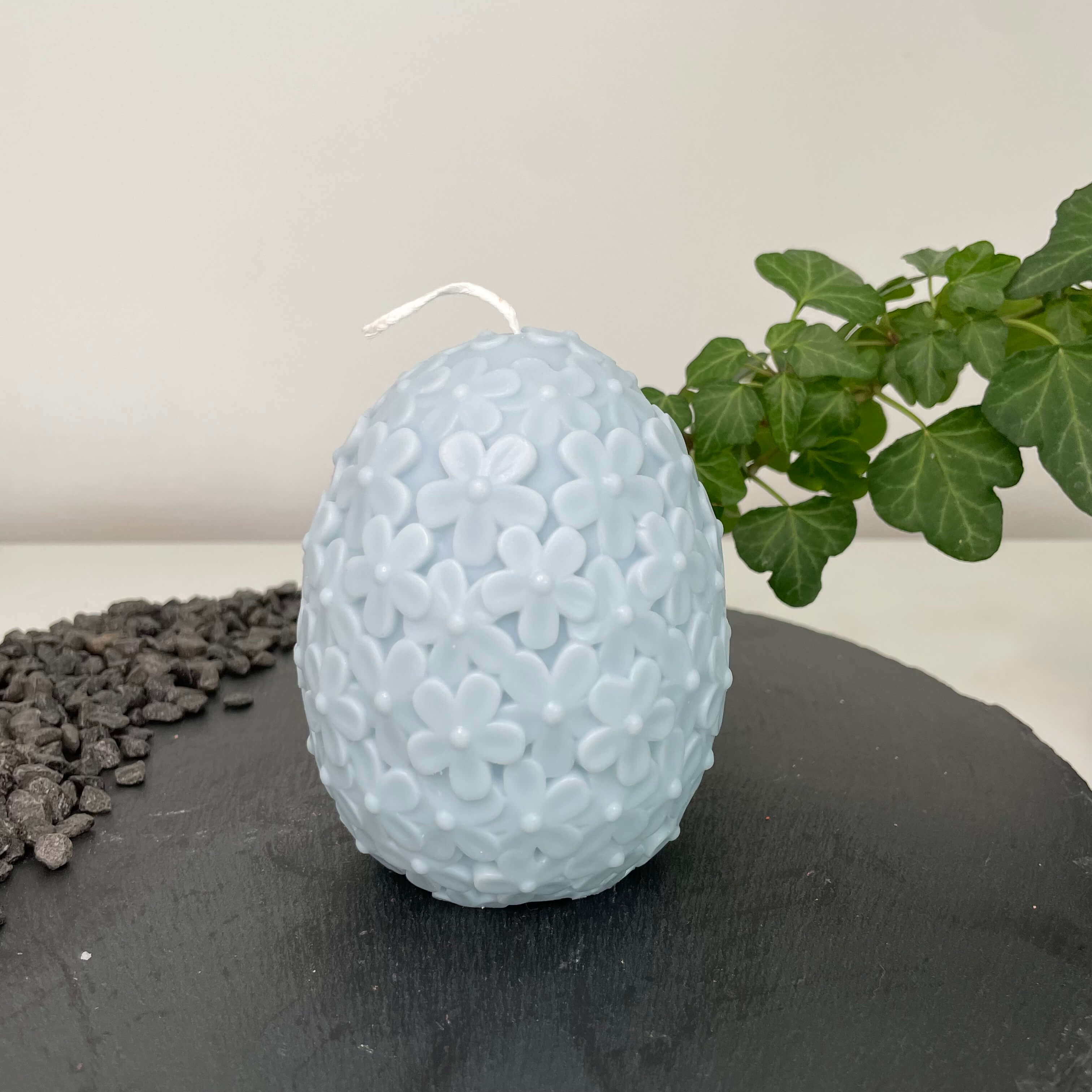 Die Floral Easter Egg Brilliance Kerze. Sie ist die perfekte Osterkerze mit einem Osterei Design. Handgemacht aus nachhaltigem und hochwertigem Sojawachs. In der Farbe Hellblau.