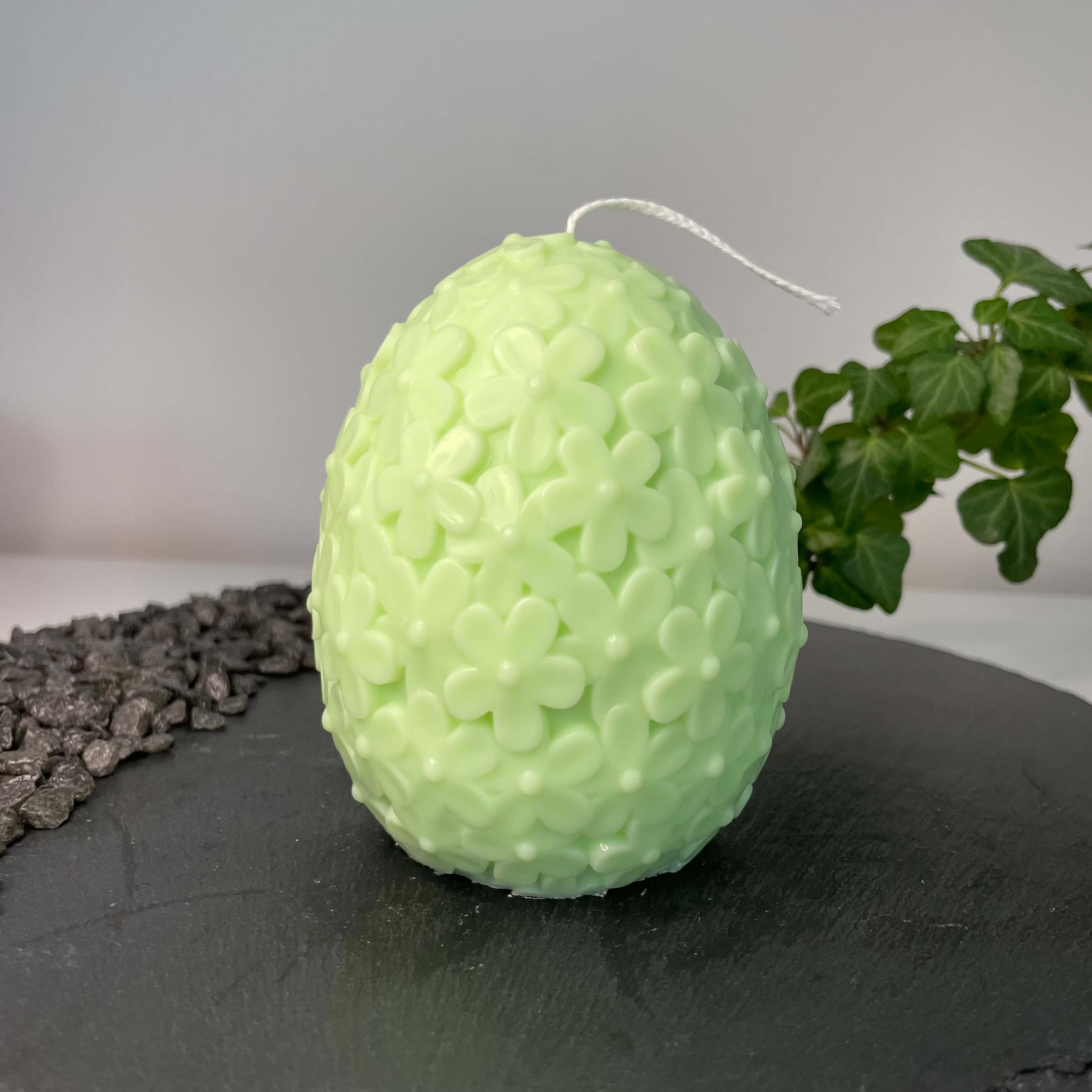 Die Floral Easter Egg Brilliance Kerze. Sie ist die perfekte Osterkerze mit einem Osterei Design. Handgemacht aus nachhaltigem und hochwertigem Sojawachs. In der Farbe Hellgrün.